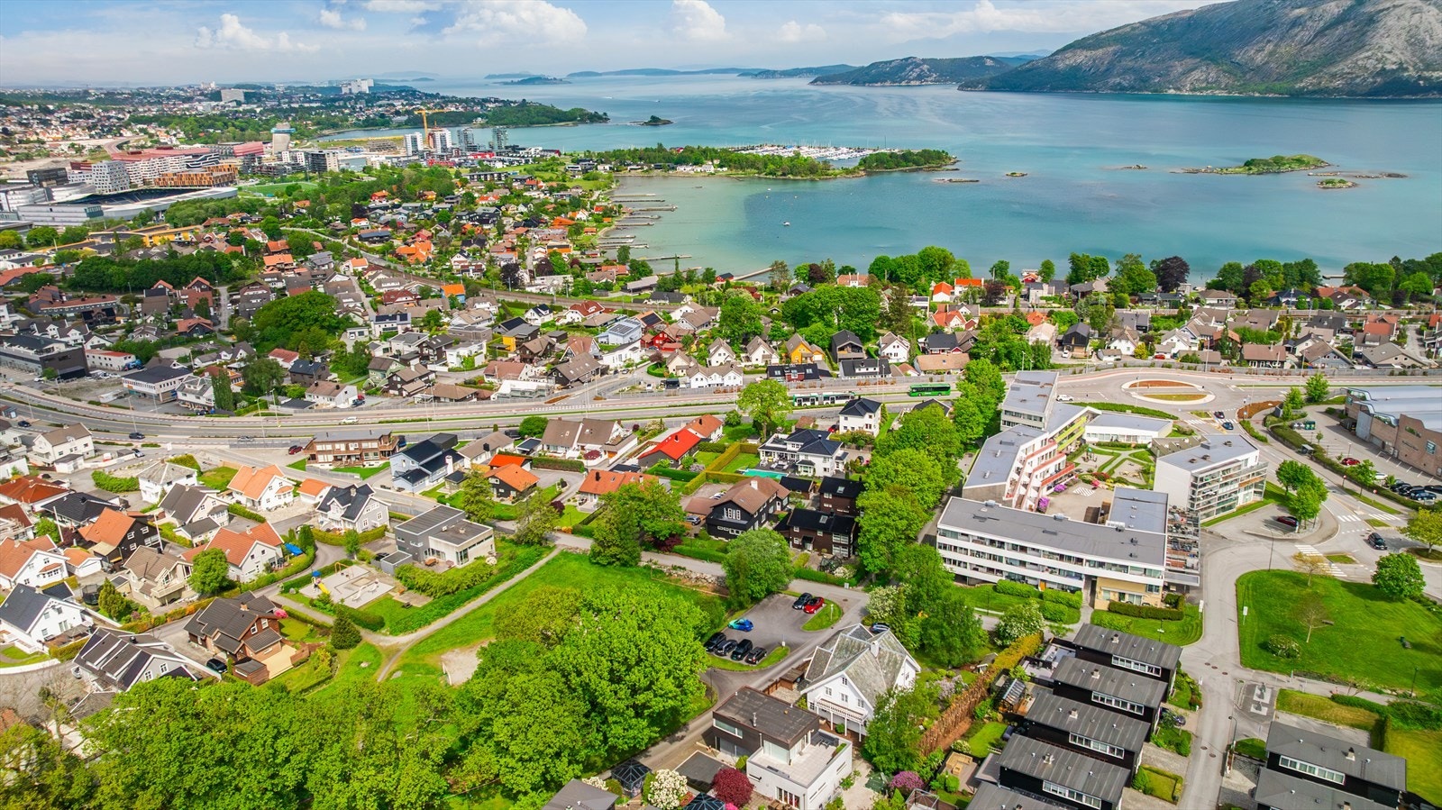 Boligen har en attraktiv plassering på Gausel tett på både Jåttåvågen, BISS, flere turområder, samt buss -og togbane. Galleribilde