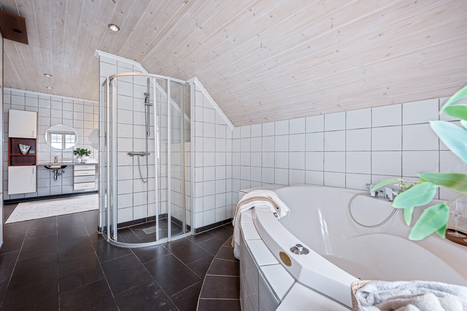 Romslig bad med både badekar og dusj. Galleribilde