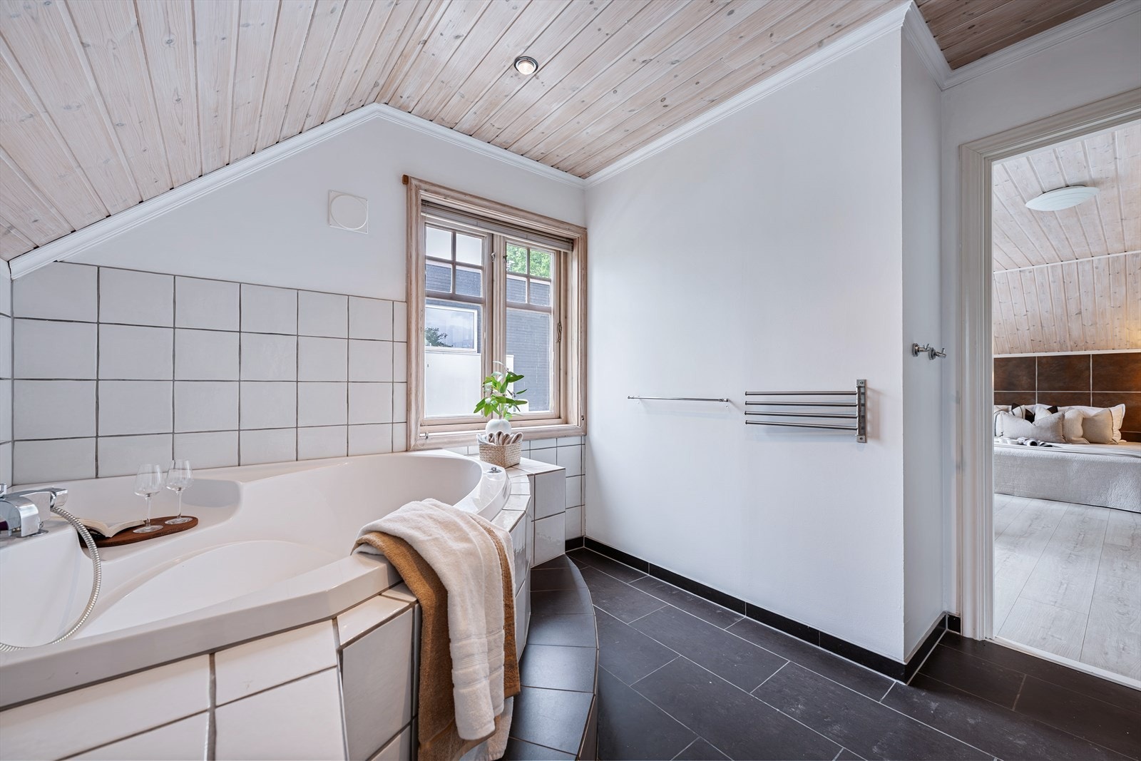 Bad med fliser på gulv og varmekabler. Galleribilde