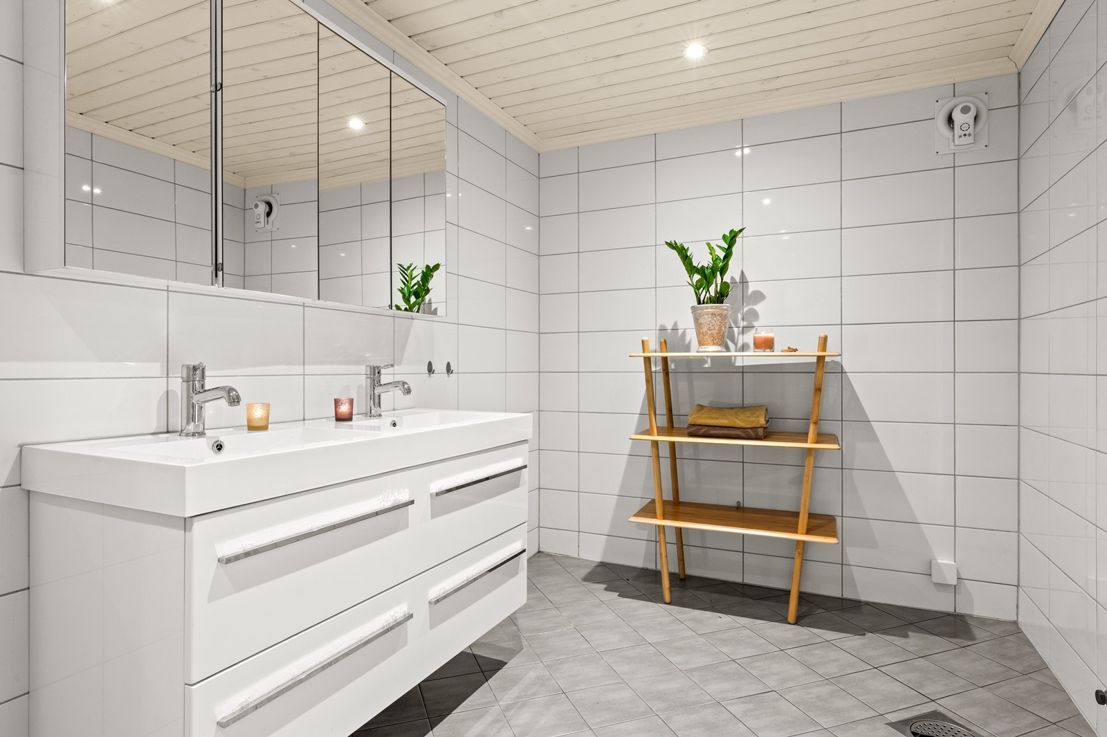Badet i kjelleren ble oppgradert i 2008 og har flislagte vegger og gulv. Galleribilde
