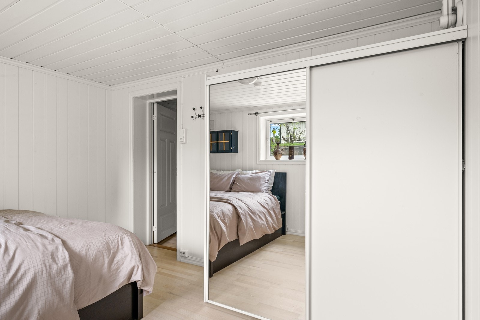 Rommet er utstyrt med en stor skyvedørsgarderobe med speilfront. Galleribilde