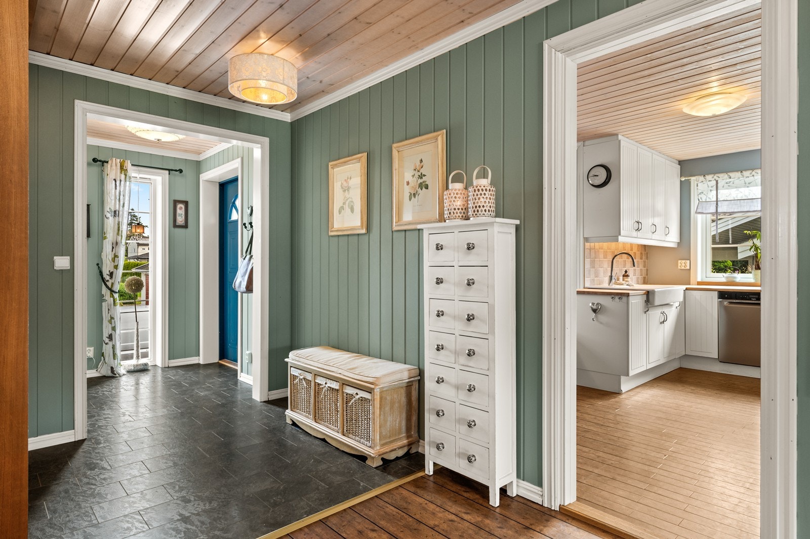Velkommen inn i en romslig entré med gode oppbevaringsmuligheter for yttertøy og sko. Galleribilde