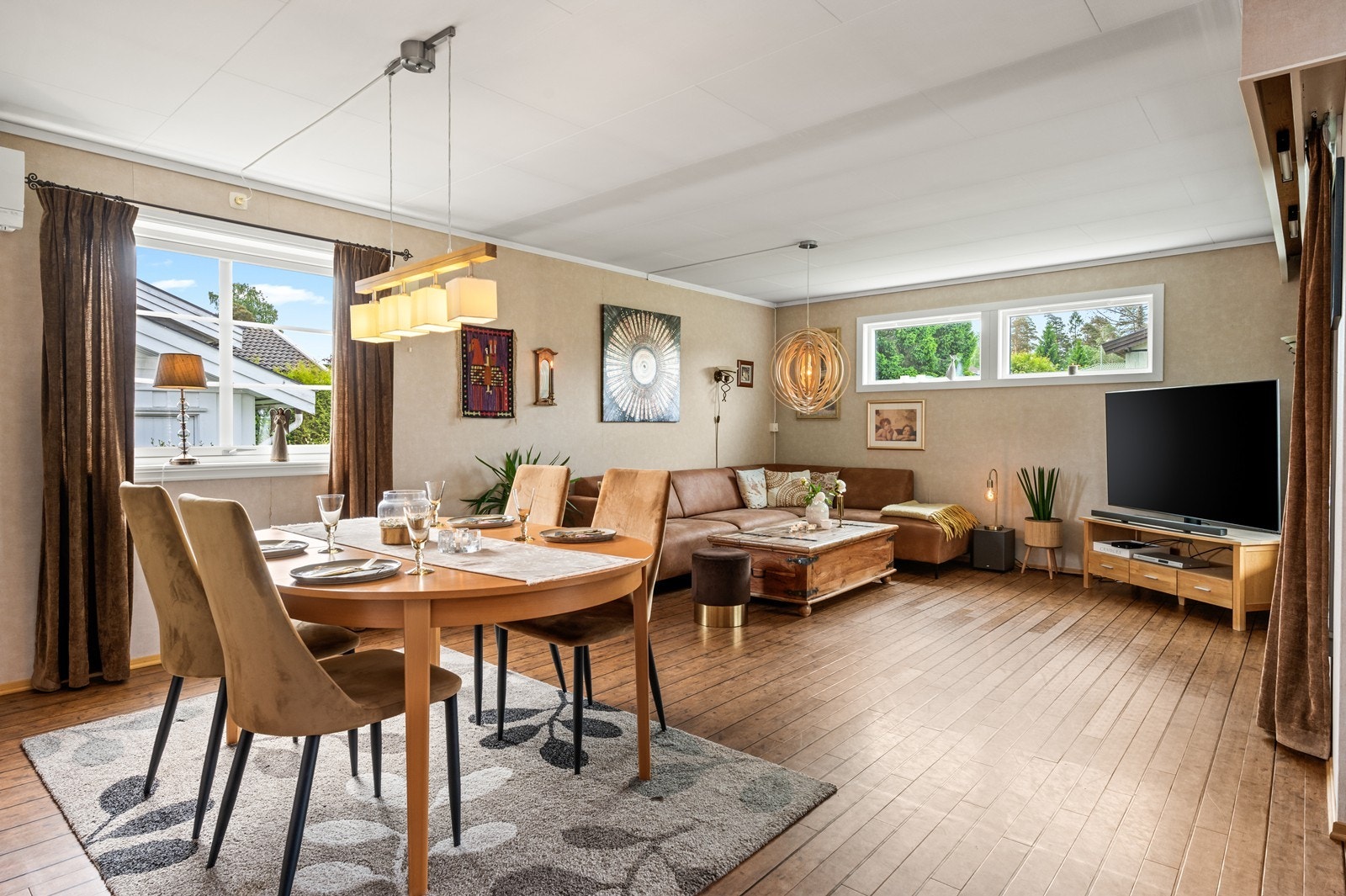 Stuen er romslig og har god plass til både en stor sofagruppe og en egen spisedel. Galleribilde