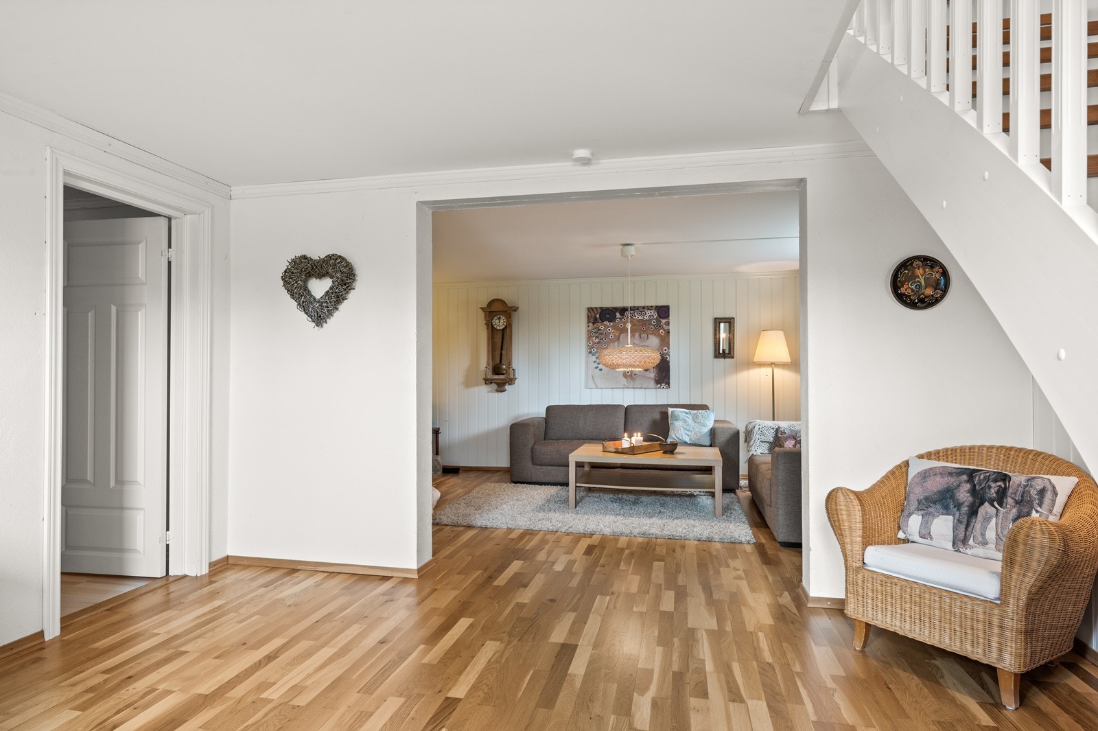 Fra hallen i kjelleren er det åpen løsning inn mot kjellerstuen. Galleribilde
