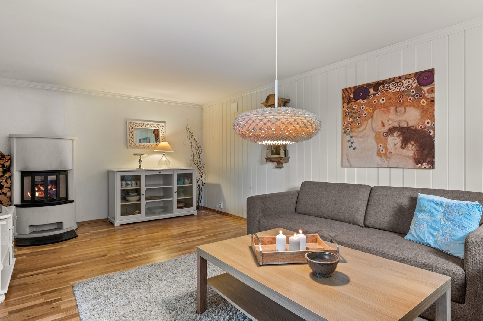 I kjelleren finner du en romslig kjellerstue med parkett på gulvet. Galleribilde
