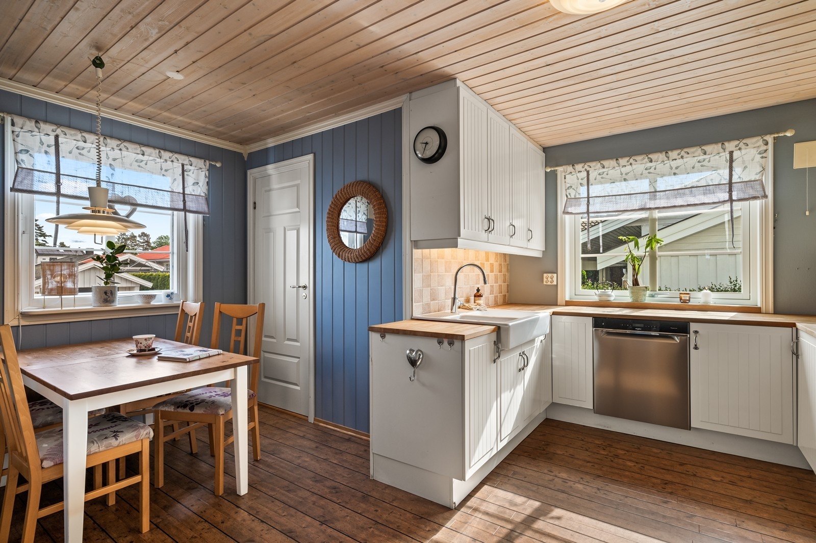 Kjøkkenet har en egen spiseplass ved vinduet, perfekt for hverdagens måltider. Galleribilde