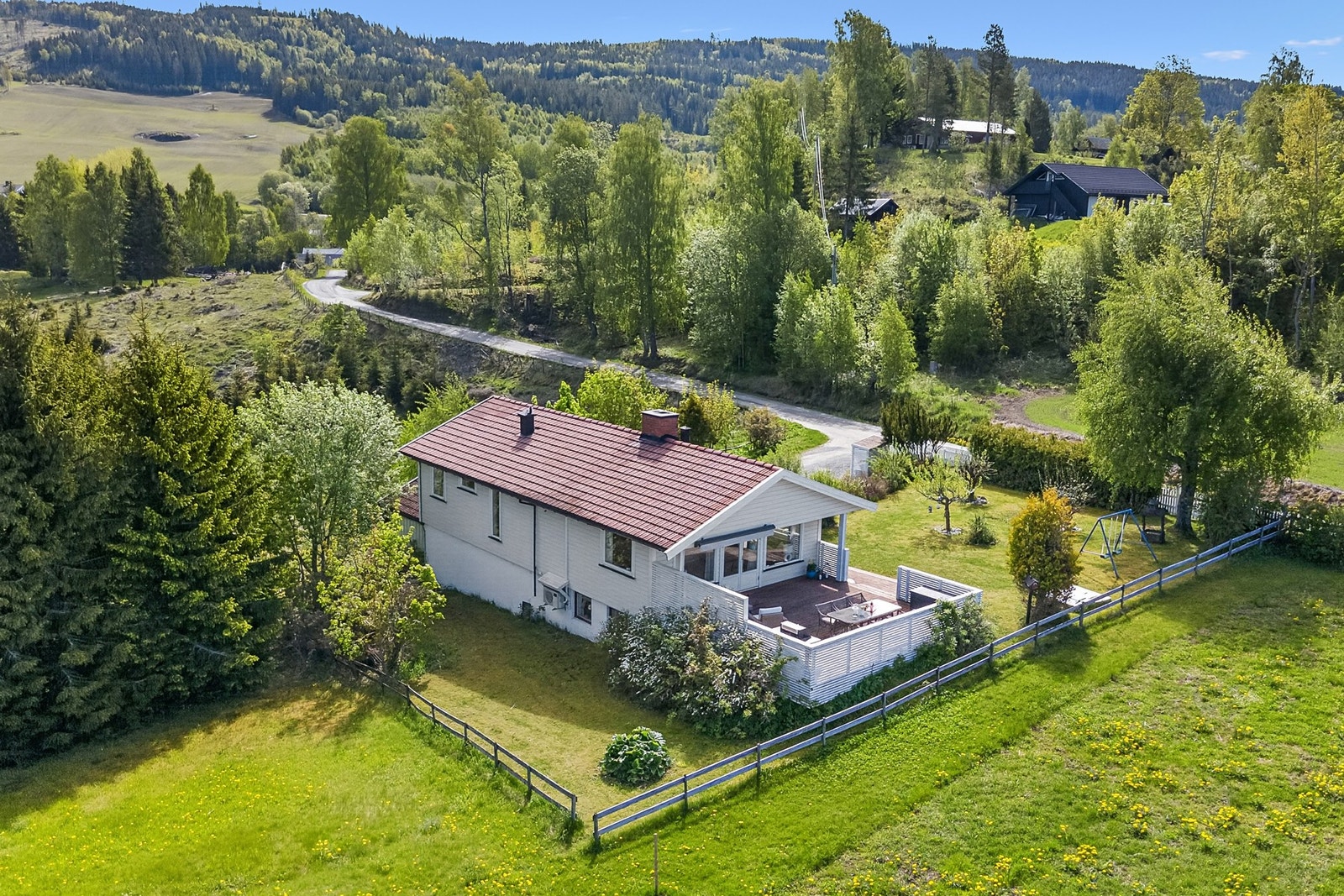 Barnevennlig og romslig tomt Galleribilde