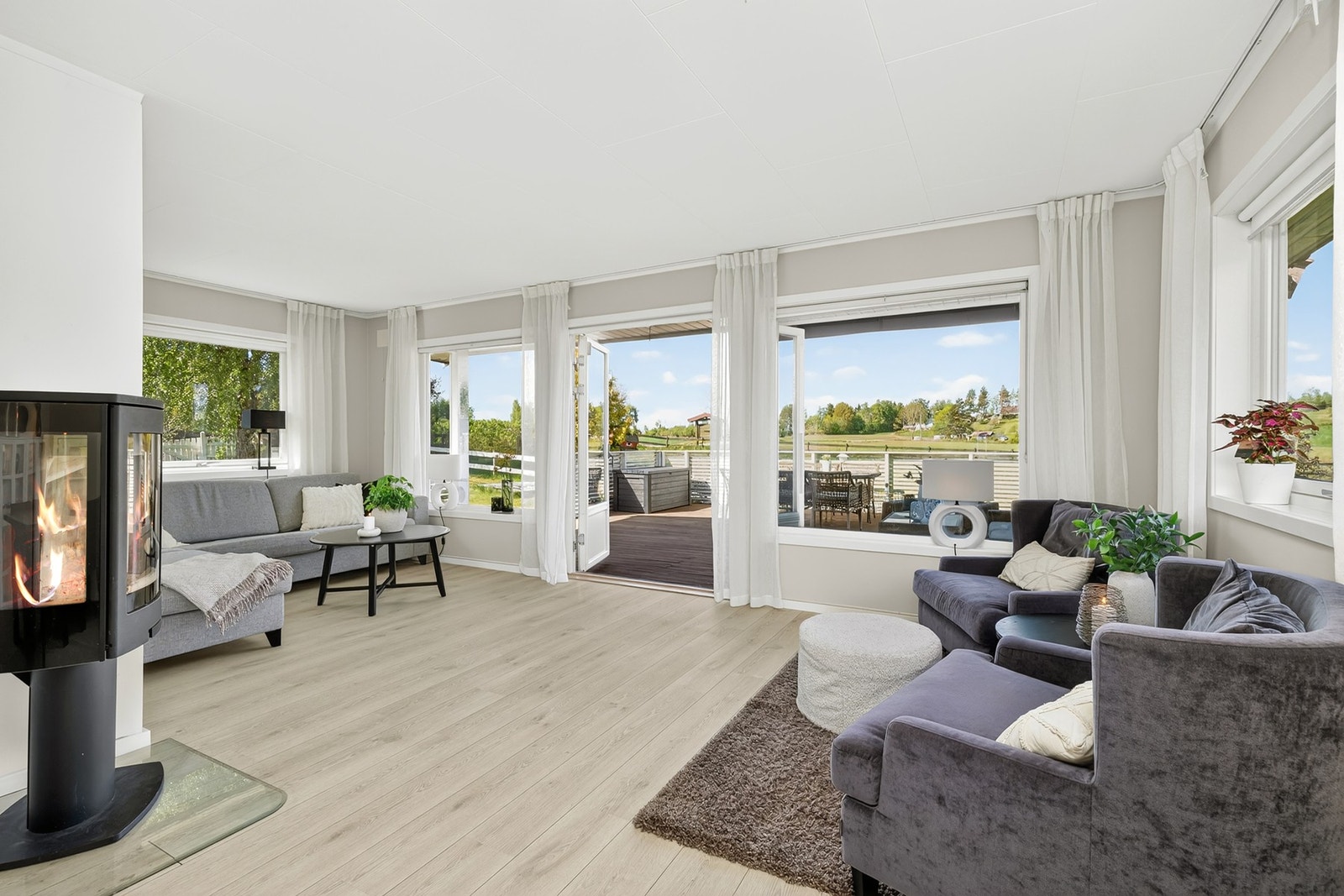 Stor stue med utgang til terrasse Galleribilde