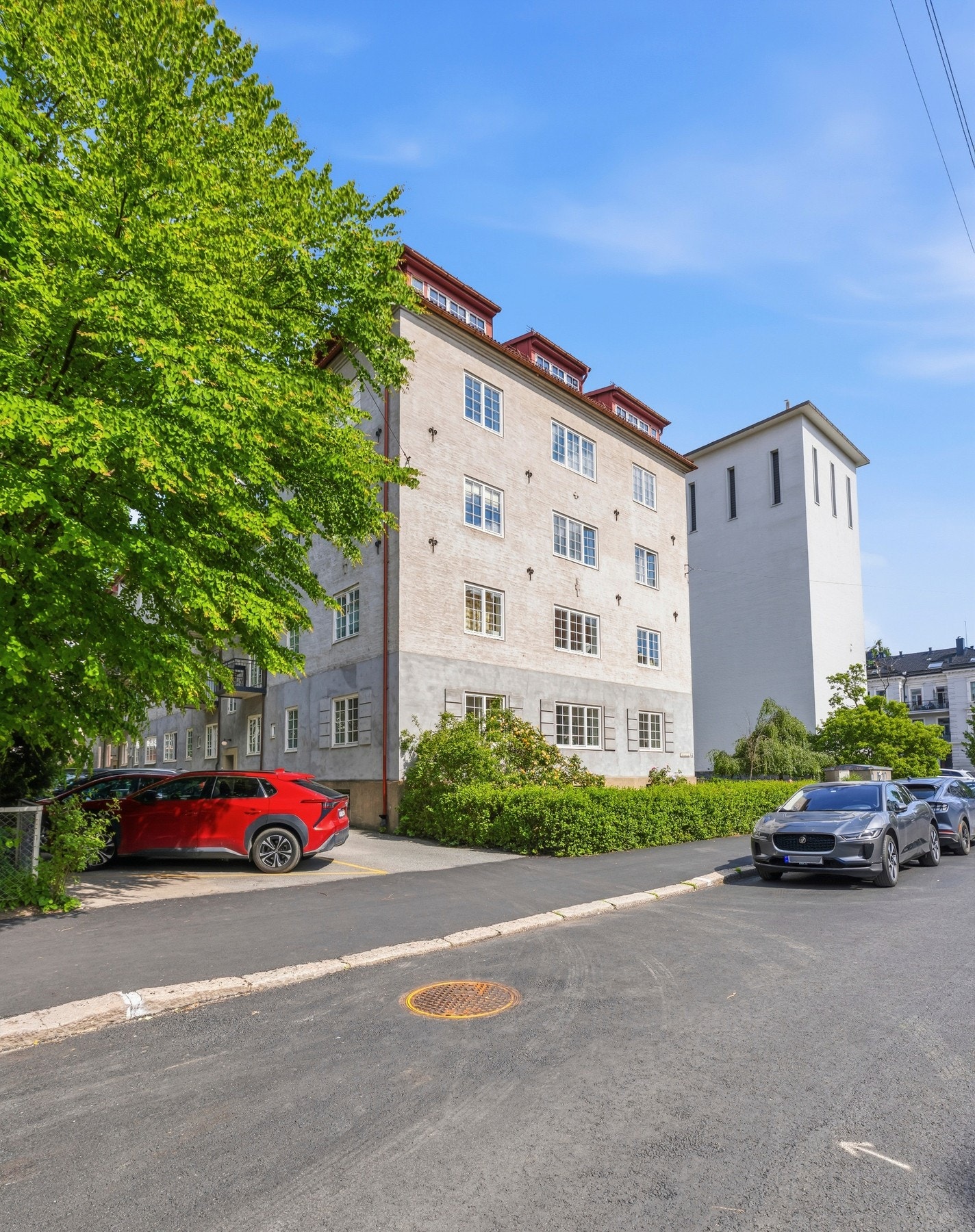Leiligheten disponerer to boder i kjeller, en på ca. 6 m² og en på ca. 8 m² Galleribilde