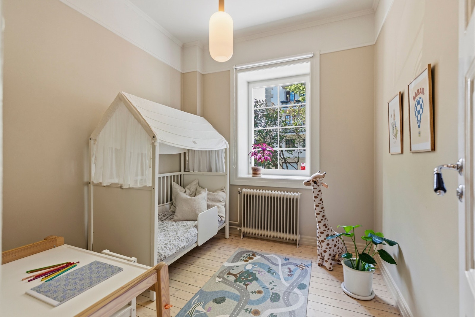 Soverom III - Benyttes i dag som barnerom, er av god størrelse og har plass til dobbeltseng. Galleribilde