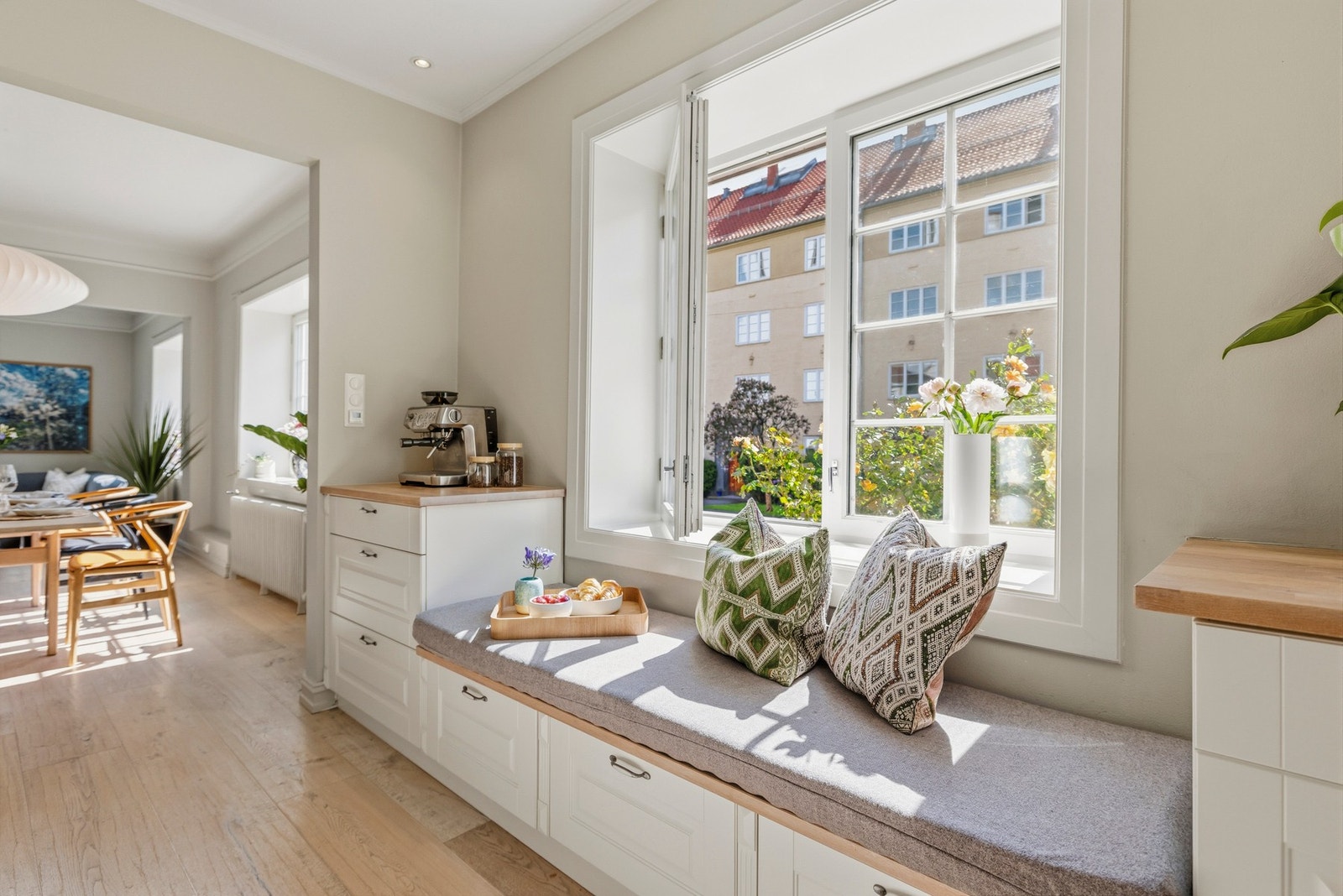 Kjøkkeninnredningen har profilerte fronter, og det er rikelig med benkeplass samt gode oppbevaringsmuligheter i underskap og enkelte høyskap. Det er også en plassbygd sofabenk på én side. Galleribilde