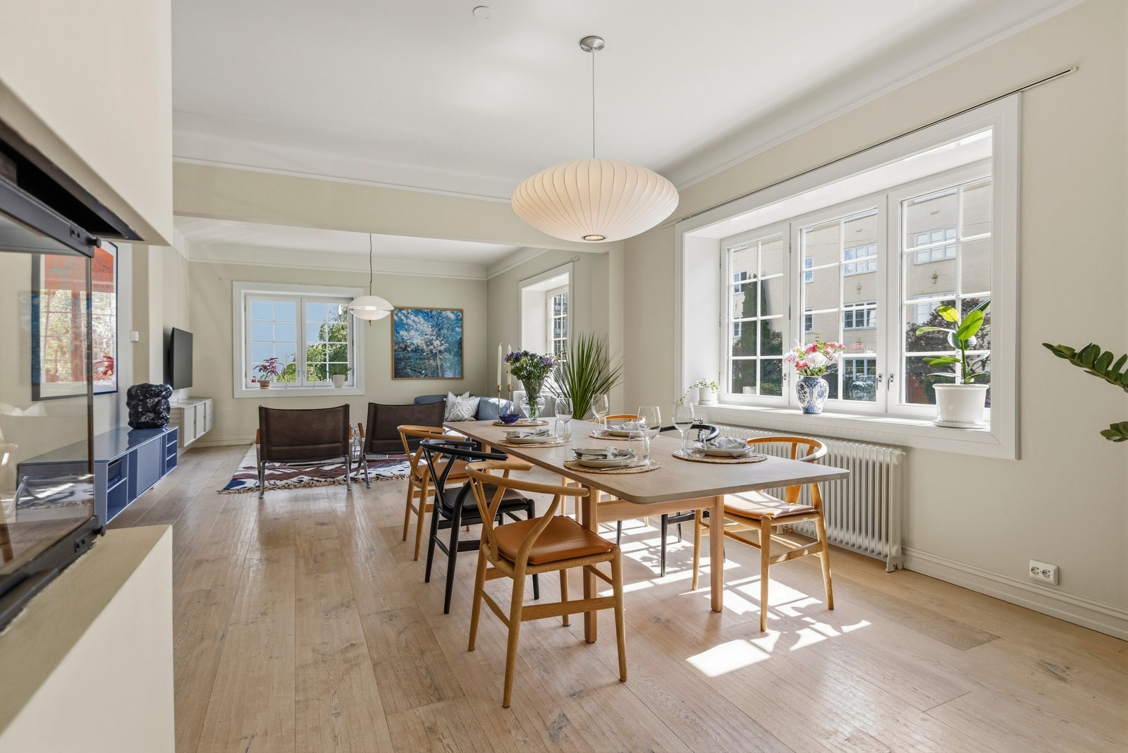 Stuen er romslig og fremstår lys og luftig med gjennomgående god takhøyde og store vindusflater som slipper inn rikelig med naturlig lys. Galleribilde