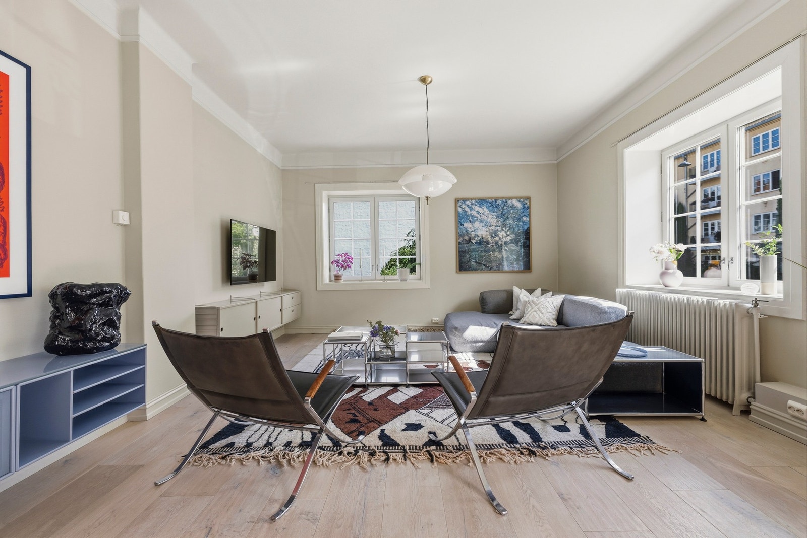 Det er gode møbleringsmuligheter i stuen, med plass til sofamøbler med tilhørende stuebord, TV-løsning, eller annet ønskelig
møblement. Galleribilde