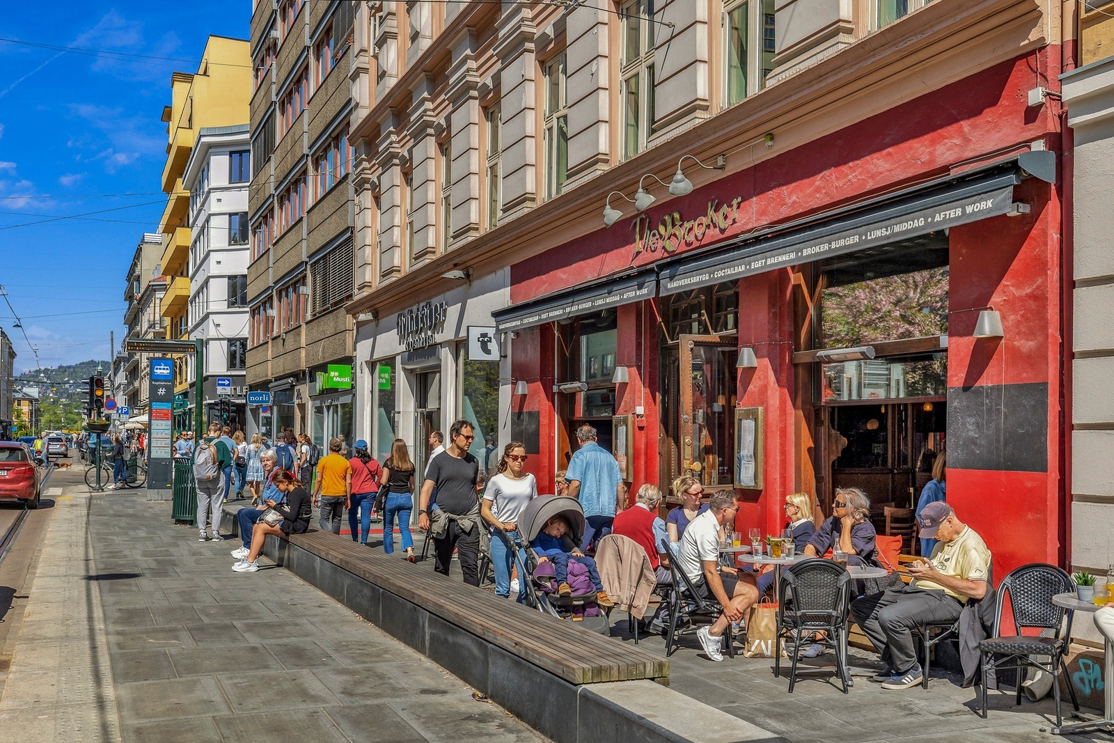 Bare noen få minutter unna ligger Bogstadveien, en av Norges mest kjente handlegater. Denne gaten tilbyr et bredt spekter av butikker, fra eksklusive merkevarebutikker til unike småbutikker, og er et mekka for shoppingentusiaster. I tillegg finner du mang Galleribilde