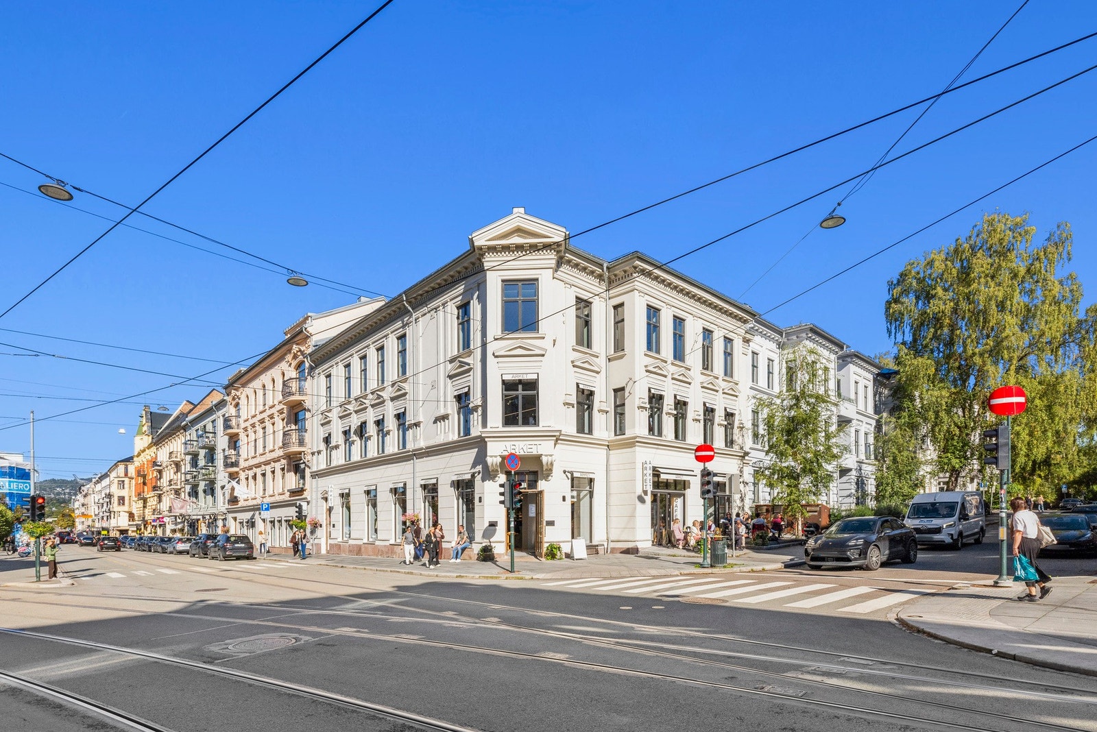 Majorstuen har også et stort utvalg av restauranter med både internasjonalt og nordisk kjøkken, mange av dem med koselige uteserveringer som skaper en hyggelig atmosfære. Galleribilde