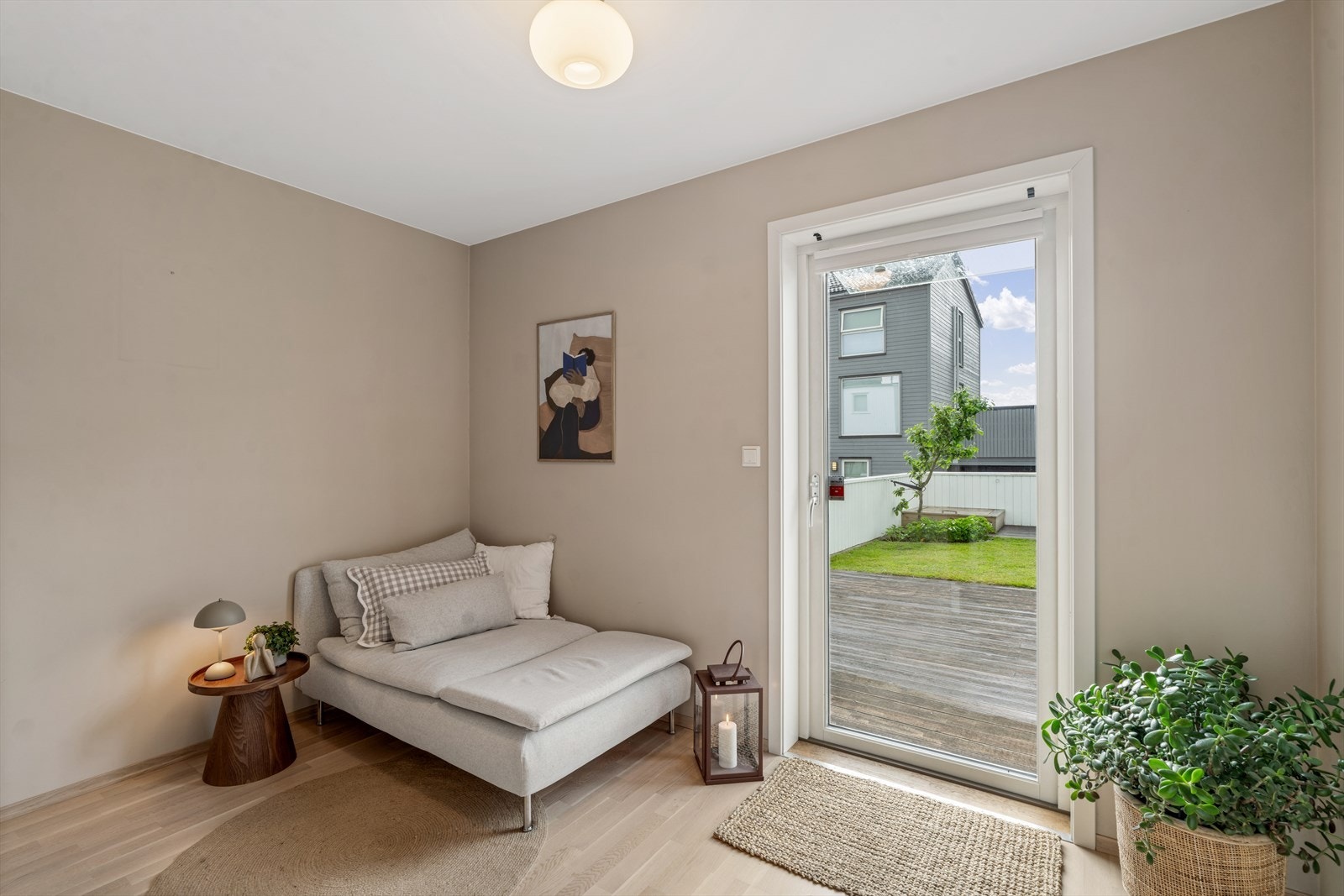 Utgang til terrasse og pent uteområde Galleribilde