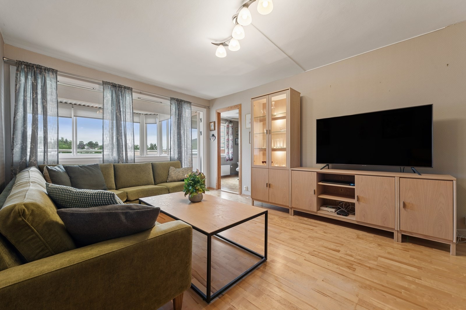 Fra stuen er det utgang til en sydvendt innglasset balkong Galleribilde