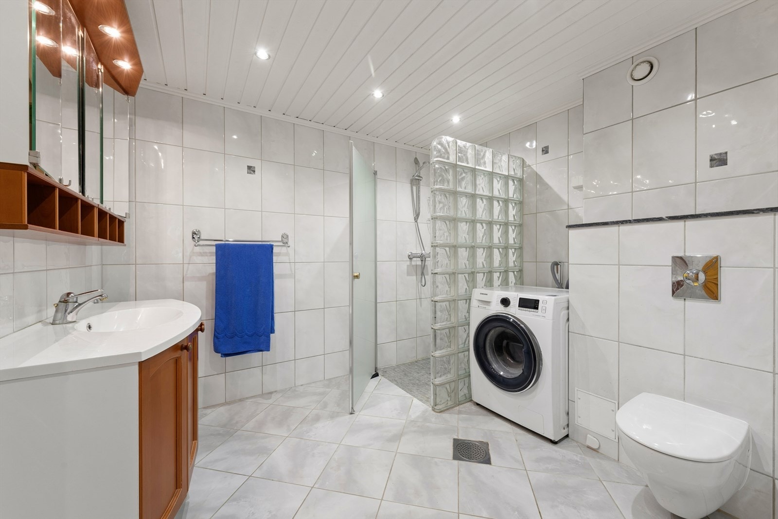 Badet har flislagte gulv og vegger med elektrisk gulvvarme Galleribilde