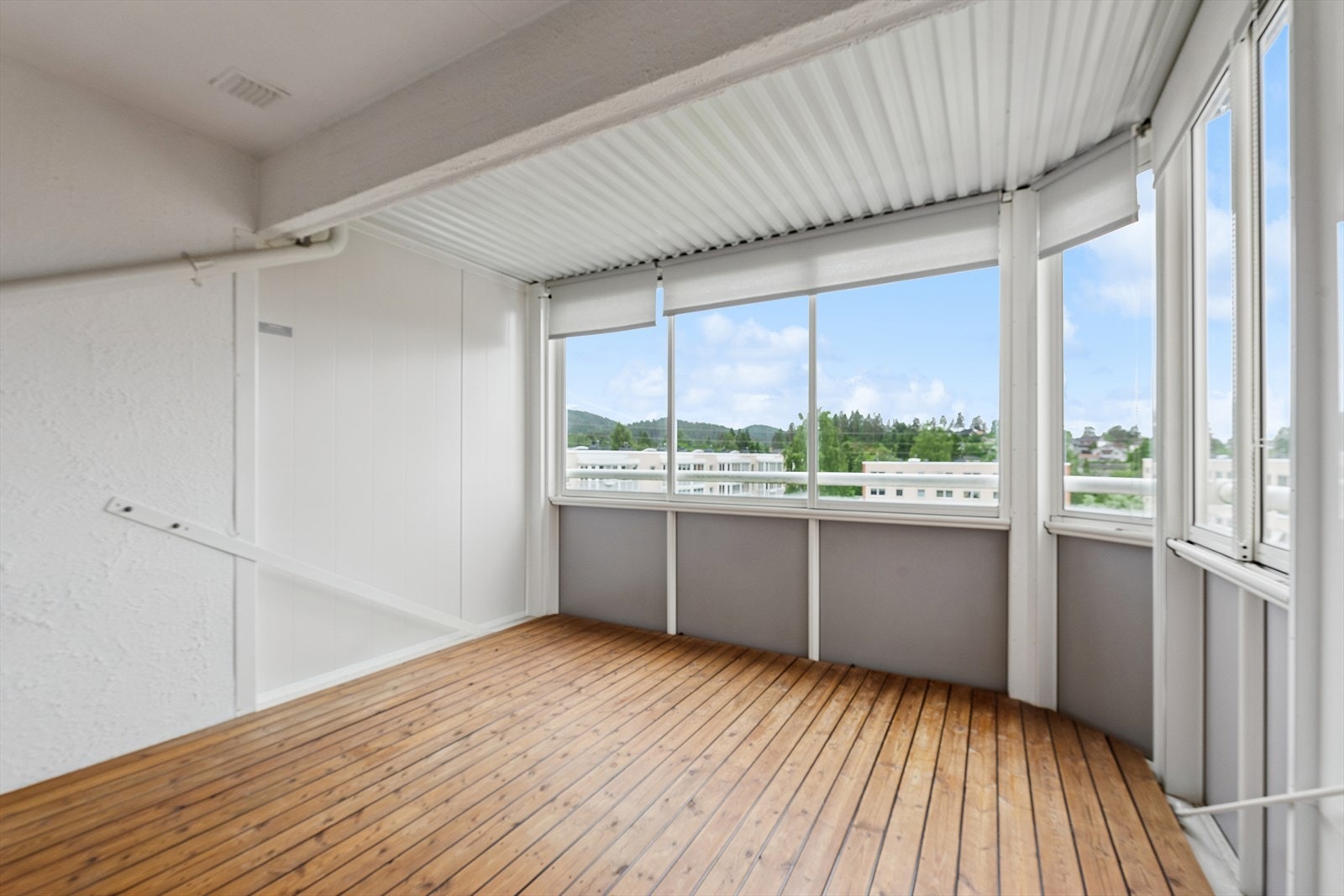 Balkongen er på 11 m² og har gode møbleringsmuligheter Galleribilde