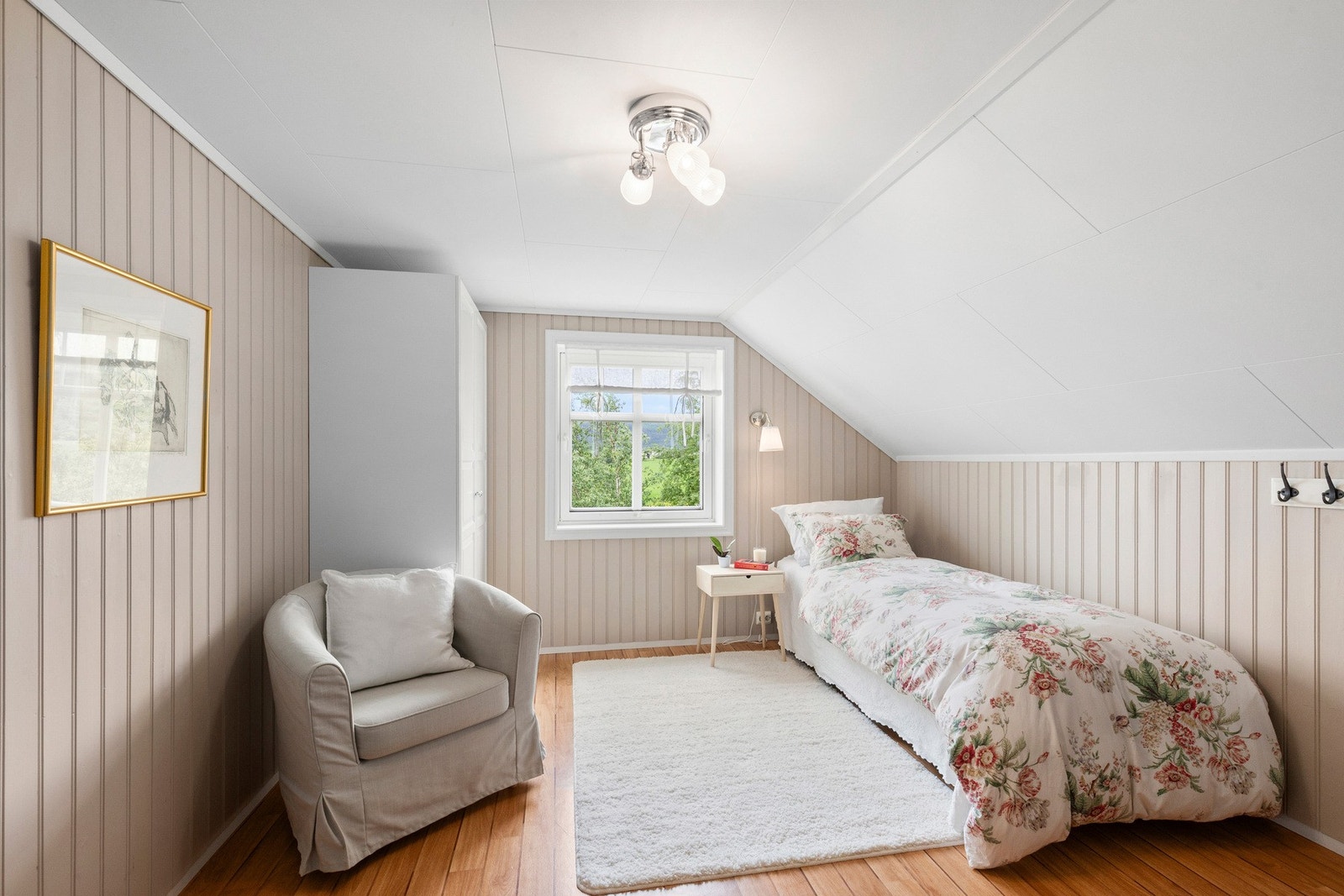 Det minste soverommet er på 11,5 kvm og er malt i lyse, moderne fargetoner. Til høyre for bilde er det god plass til skap og kommoder. Galleribilde