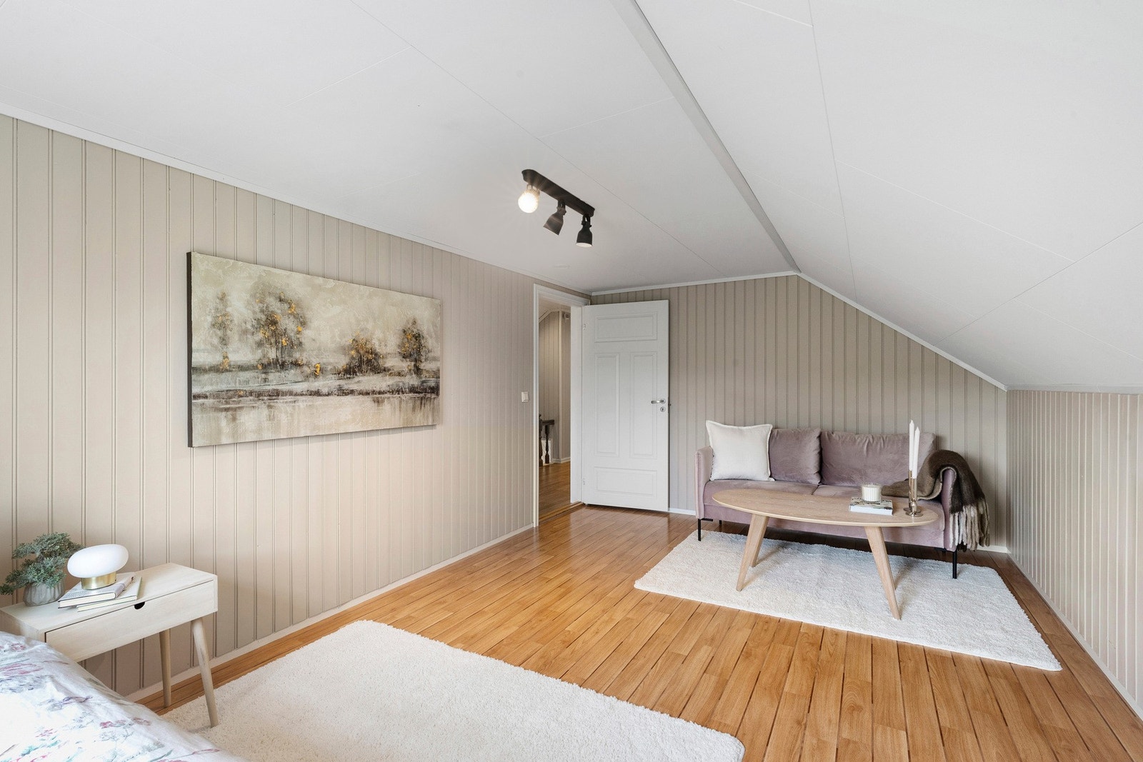 Soverommet har god plass til seng, garderobeløsninger og ekstra møblering. Galleribilde