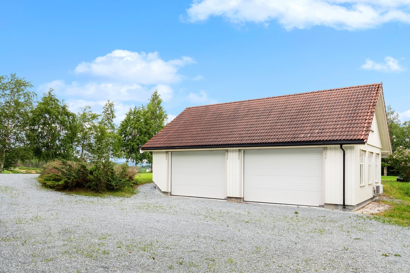 Det er rikelig med parkeringsareal i forkan av garasjen. Galleribilde