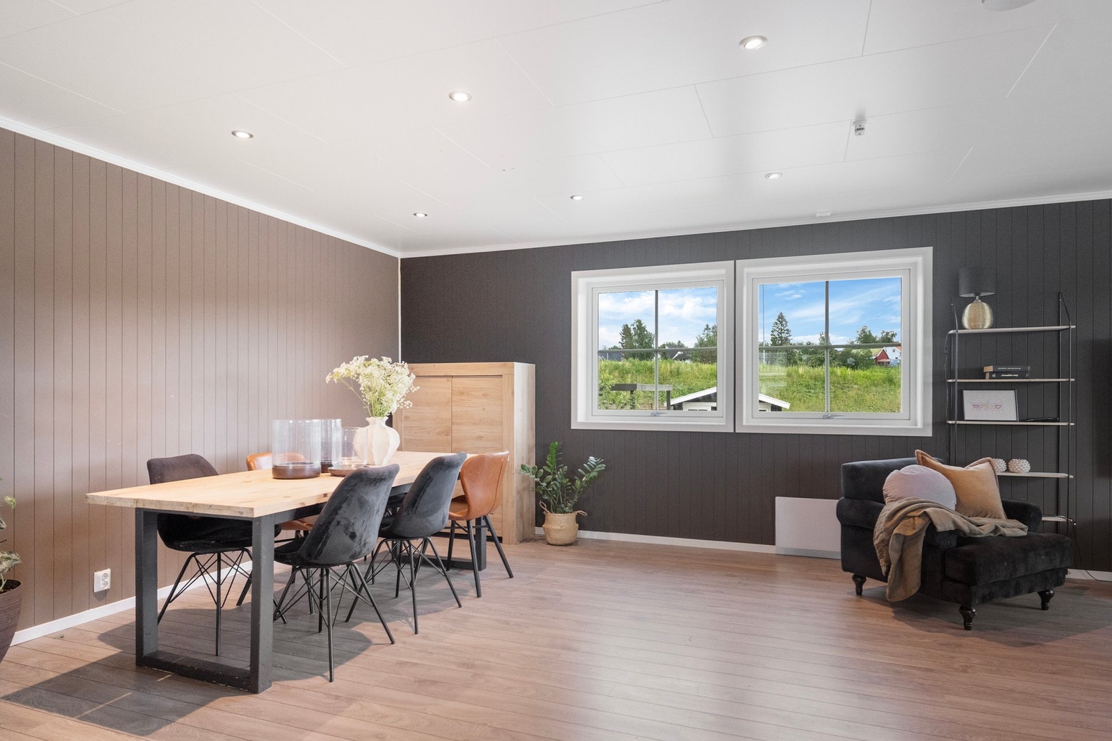 Store vindusflater slipper inn rikelig med dagslys og skaper en lun og innbydende atmosfære. Galleribilde