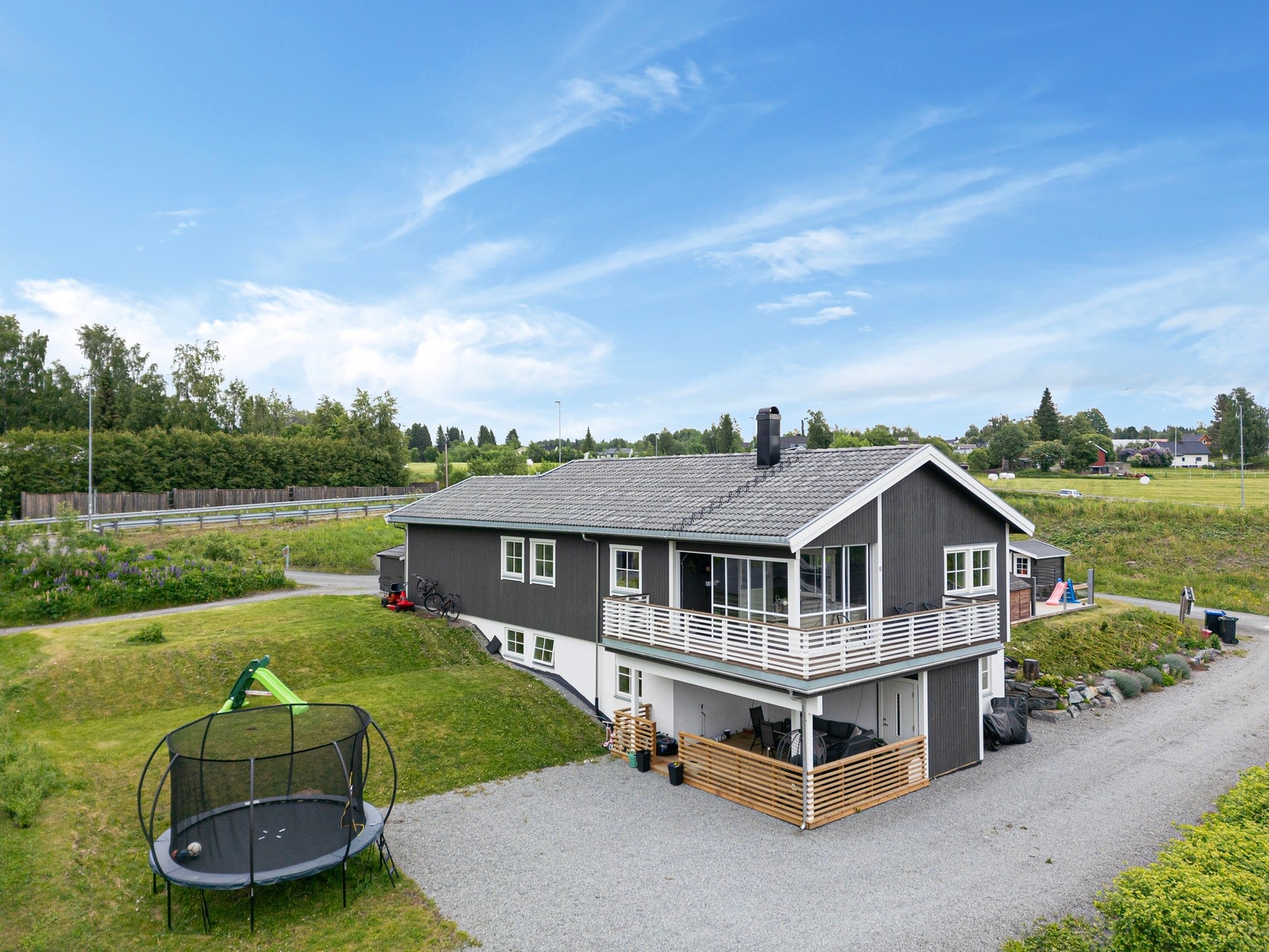 Eiendommen ligger attraktiv til med solrik og åpen beliggenhet på populære Skogheimfeltet. Galleribilde