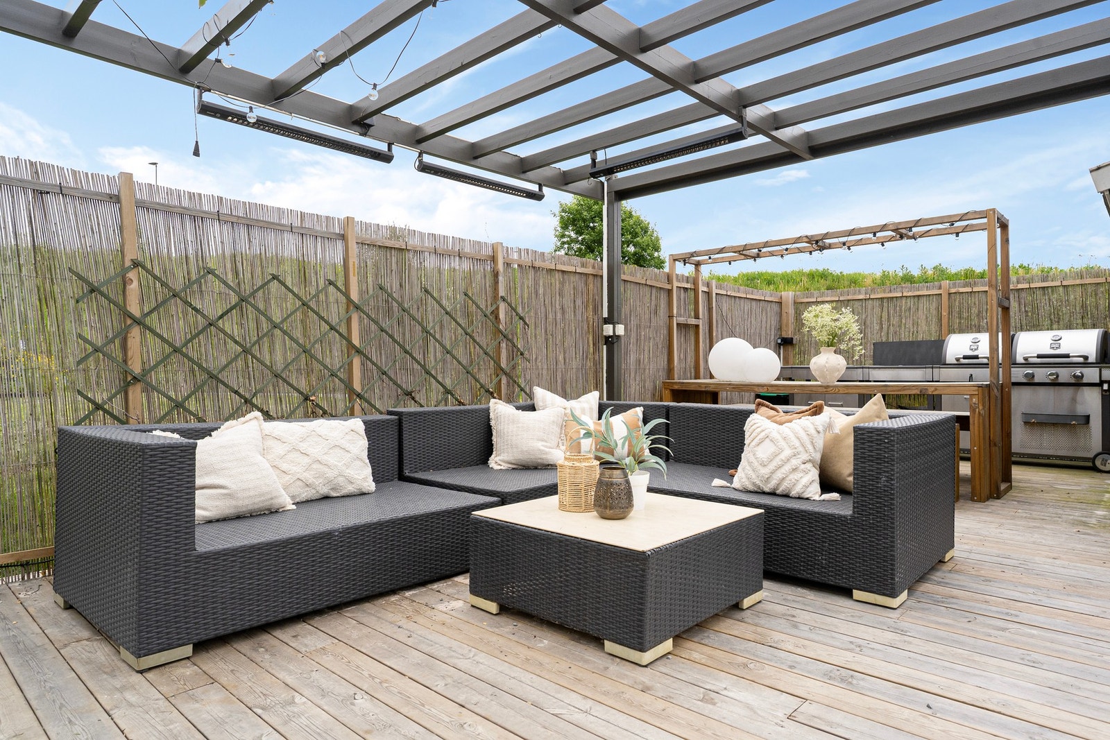 Den koselige terrasseplattingen med pergola danner en lun og innbydende uteplass hvor du kan nyte lange sommerdager, hyggelige måltider og avslappende kvelder i skjermede omgivelser. Galleribilde
