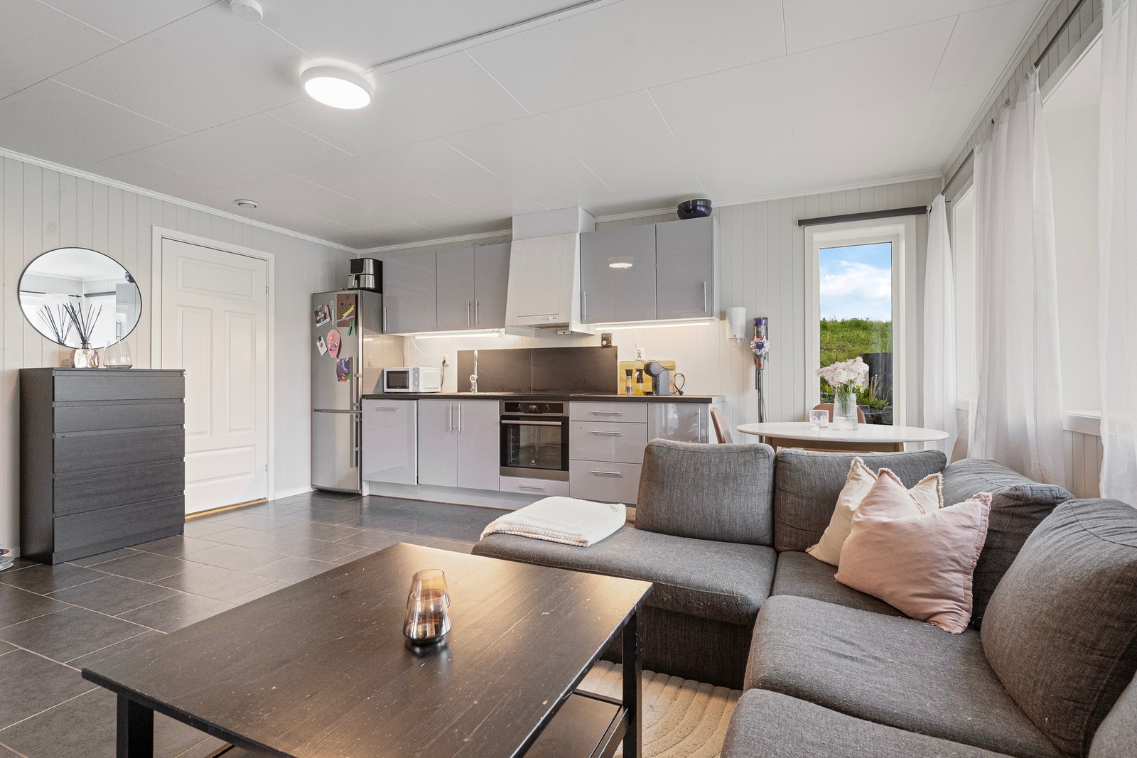 Den separate leiligheten i underetasjen består av stue, kjøkken, bad og to soverom. Galleribilde