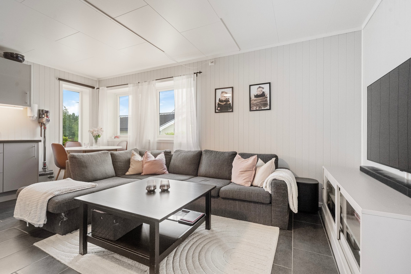 Dette gir en attraktiv mulighet for leieinntekter, generasjonsbolig eller plass til større barn som ønsker en mer selvstendig hverdag. Galleribilde