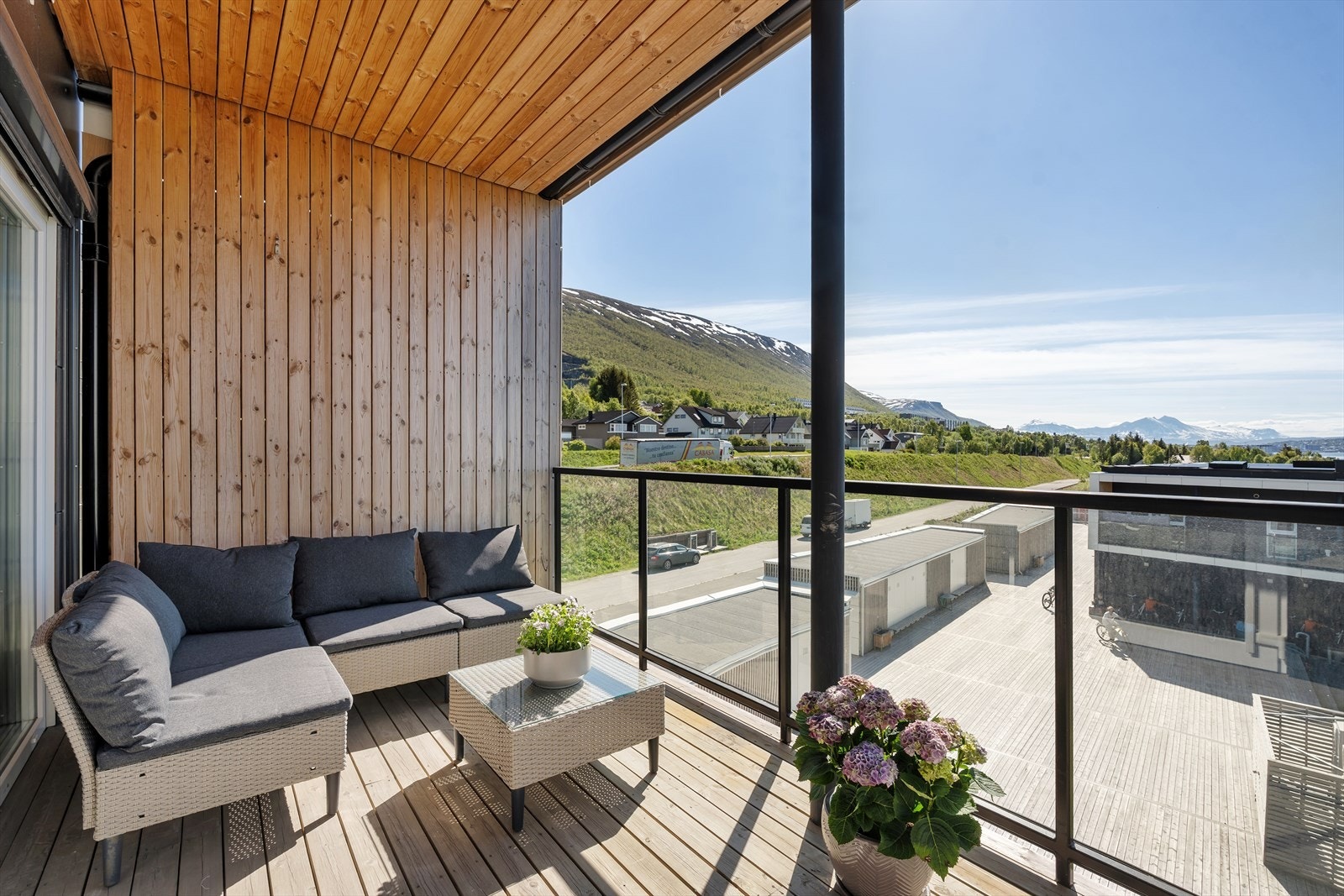 Fra stuen er det direkte utgang til flott takoverbygd balkong- med fantastisk utsikt som kan nytes både sommer og vinter. Galleribilde
