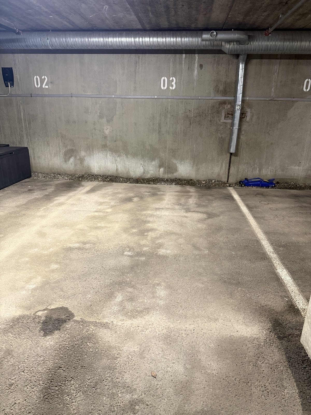 Garasjeplassen er en del av et felles garasjeanlegg, fast parkeringsplass tilrettelagt for montering av elbillader. Galleribilde
