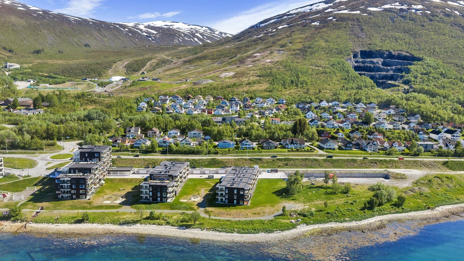 Boligen er plassert nær sjøen, med kort avstand til turstier og rekreasjonsområder. Galleribilde