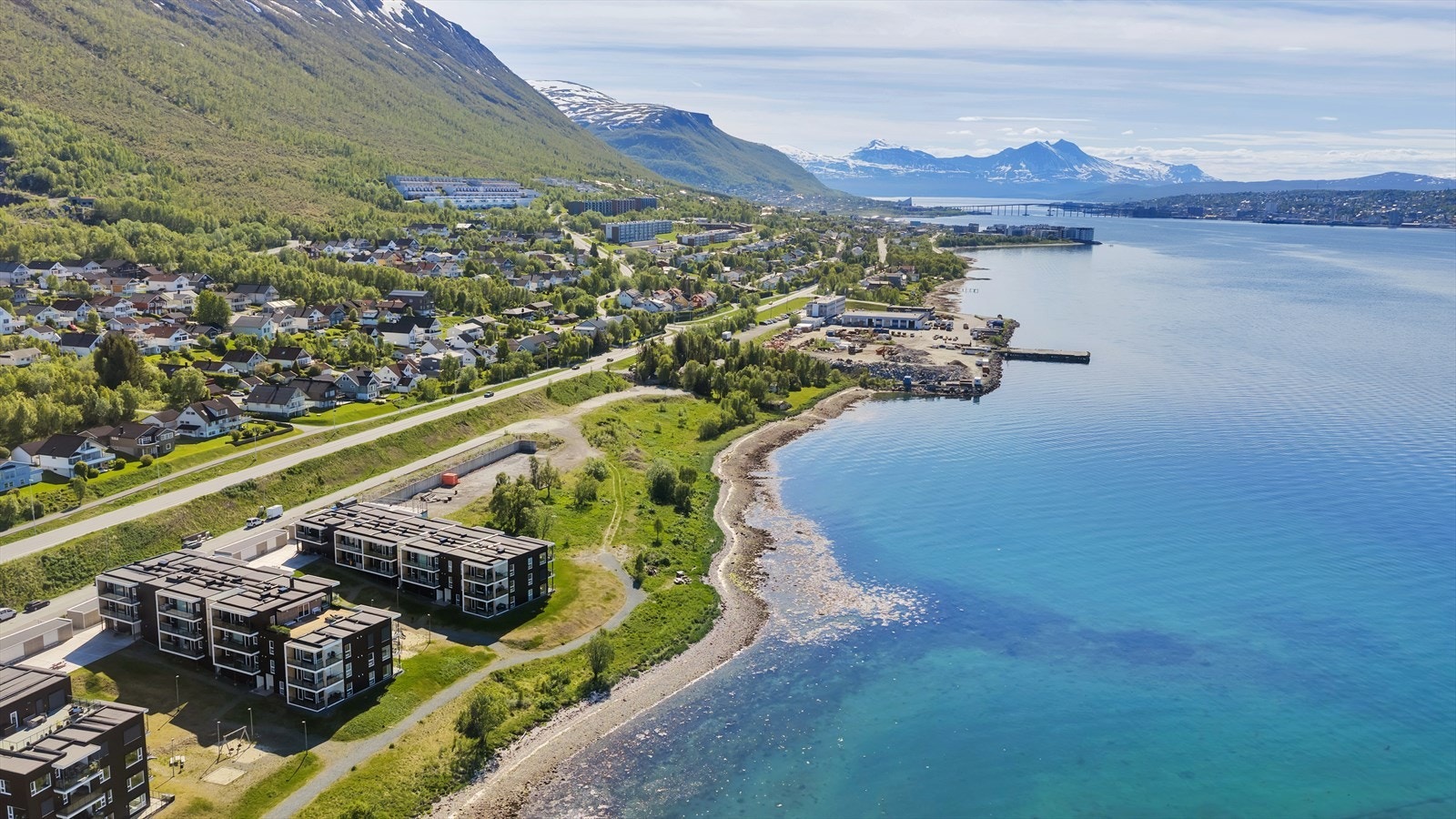 Området byr på vakker utsikt mot sundet og fjellene, ideelt for naturnære omgivelser. Galleribilde