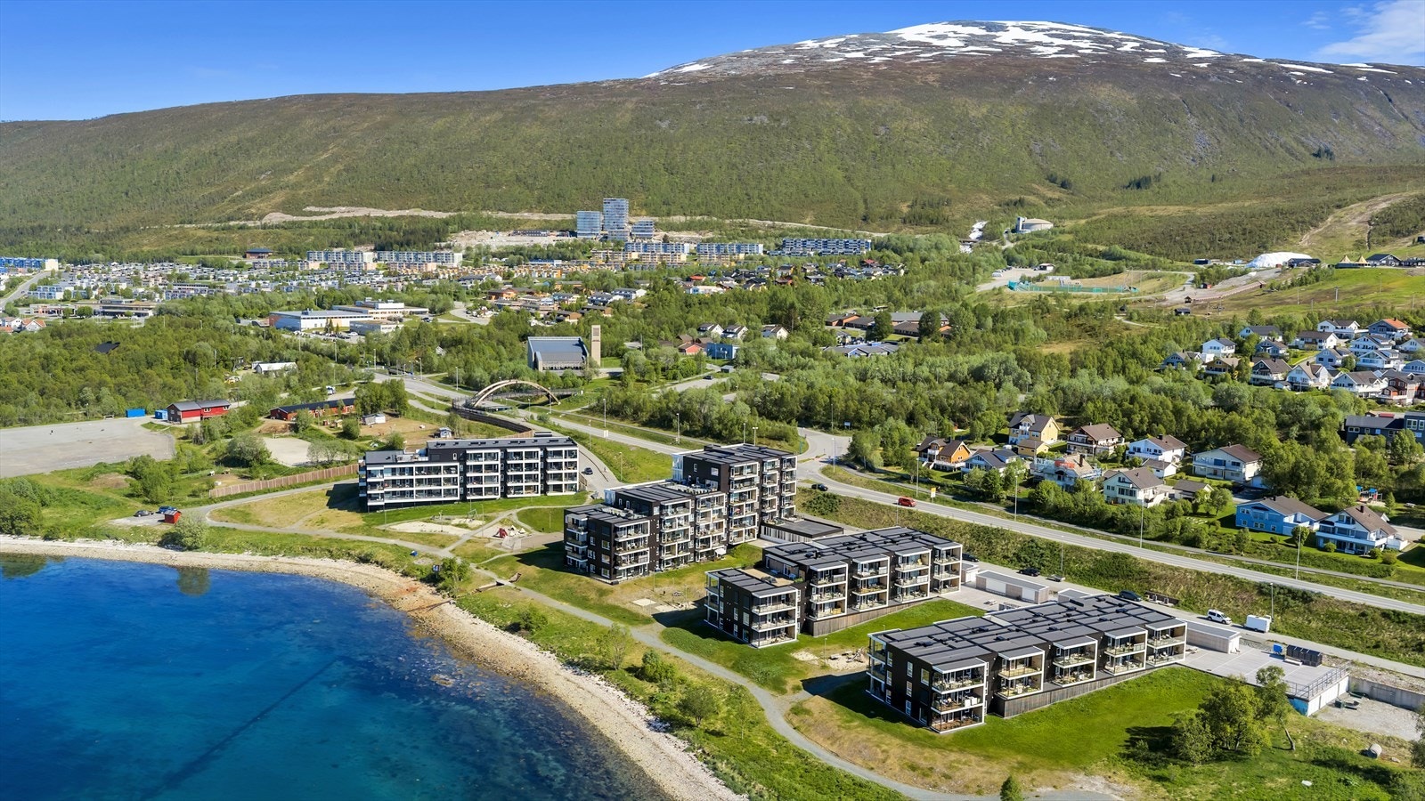 Nærområdet byr også på flotte tur- og rekreasjonsmuligheter, med turstier, strandlinje, lekeplasser, lysløype og Tromsø Alpinpark i nærheten! Galleribilde