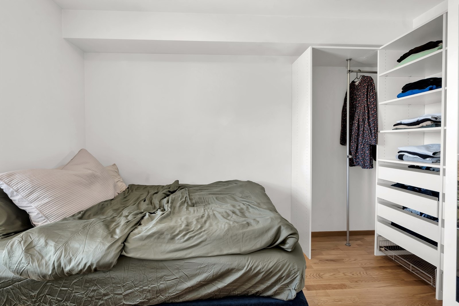 Gulvet i soverommet er lagt med 3-stavs parkett fra 2017. Romslig soverom med god plass til stor seng og garderobe. Galleribilde