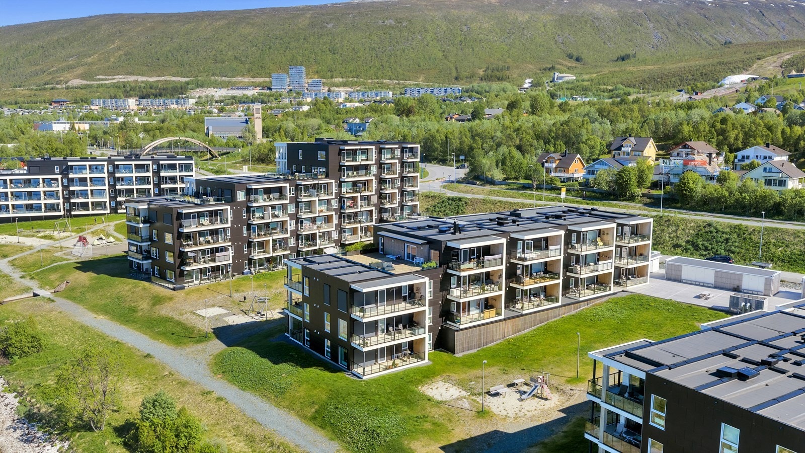 Leiligheten har en flott beliggenhet med kort avstand til barnehage, skole og dagligvarebutikk. Galleribilde
