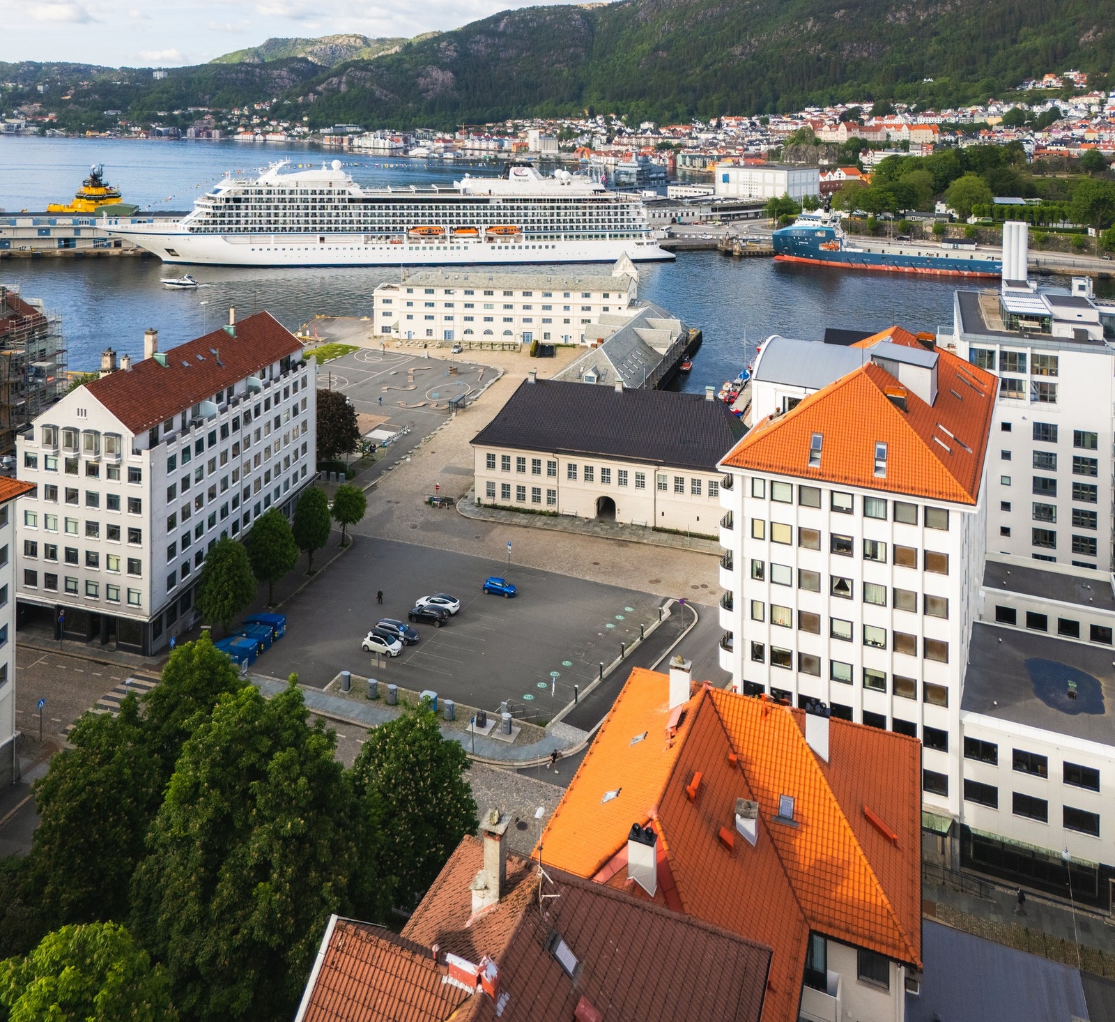 Her får man virkelig god utsikt over innseilingen i Vågen i Bergen Galleribilde
