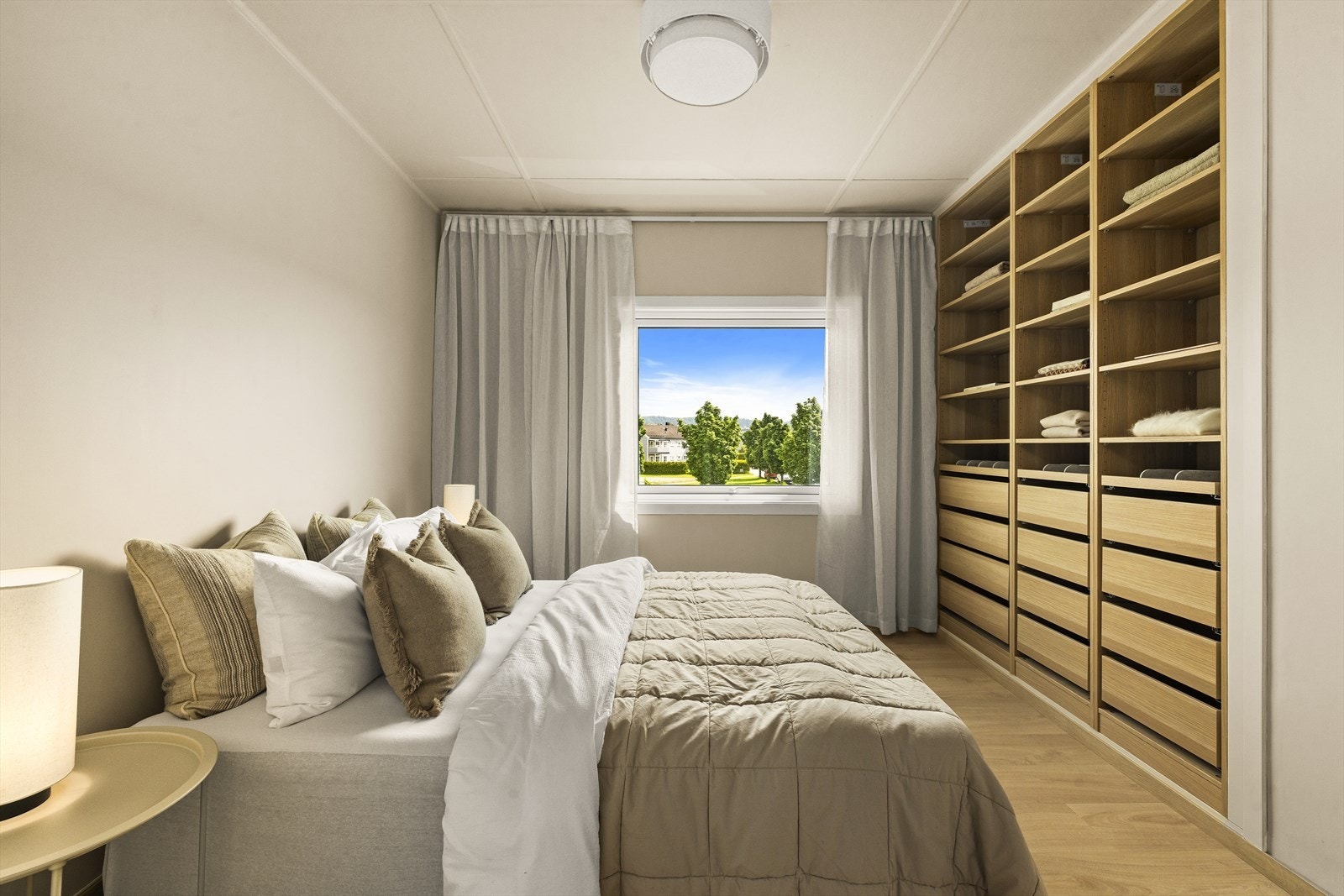 Hovedsoverommet har plassbygget PAX innredning Galleribilde