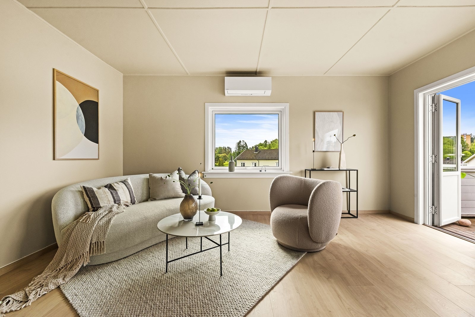 Fra stuen er det utgang til vestvendt balkong, med gode solforhold og plass til sittegruppe Galleribilde