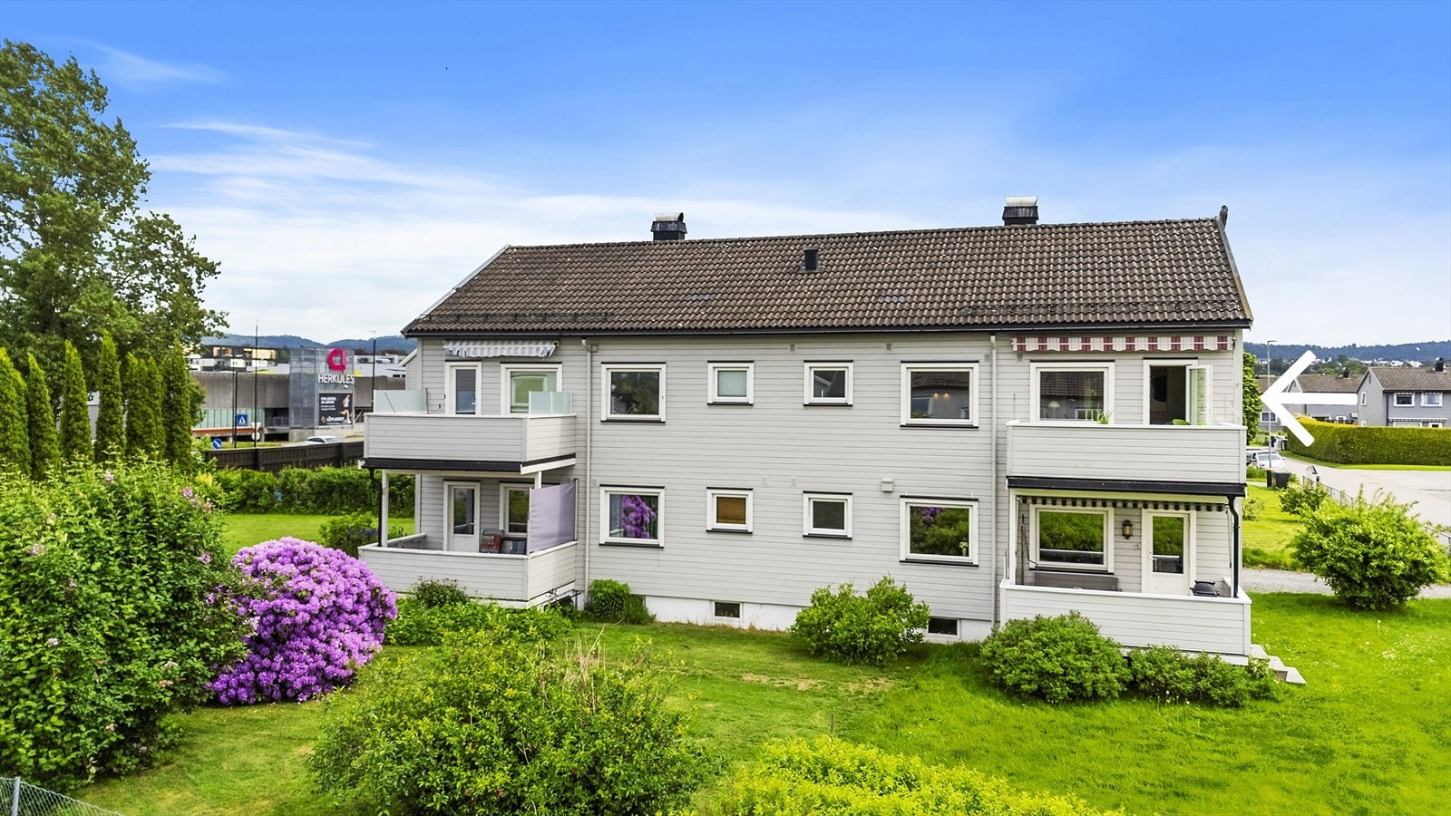 Leiligheten har en sentral beliggenhet i godt etablert borettslag Galleribilde