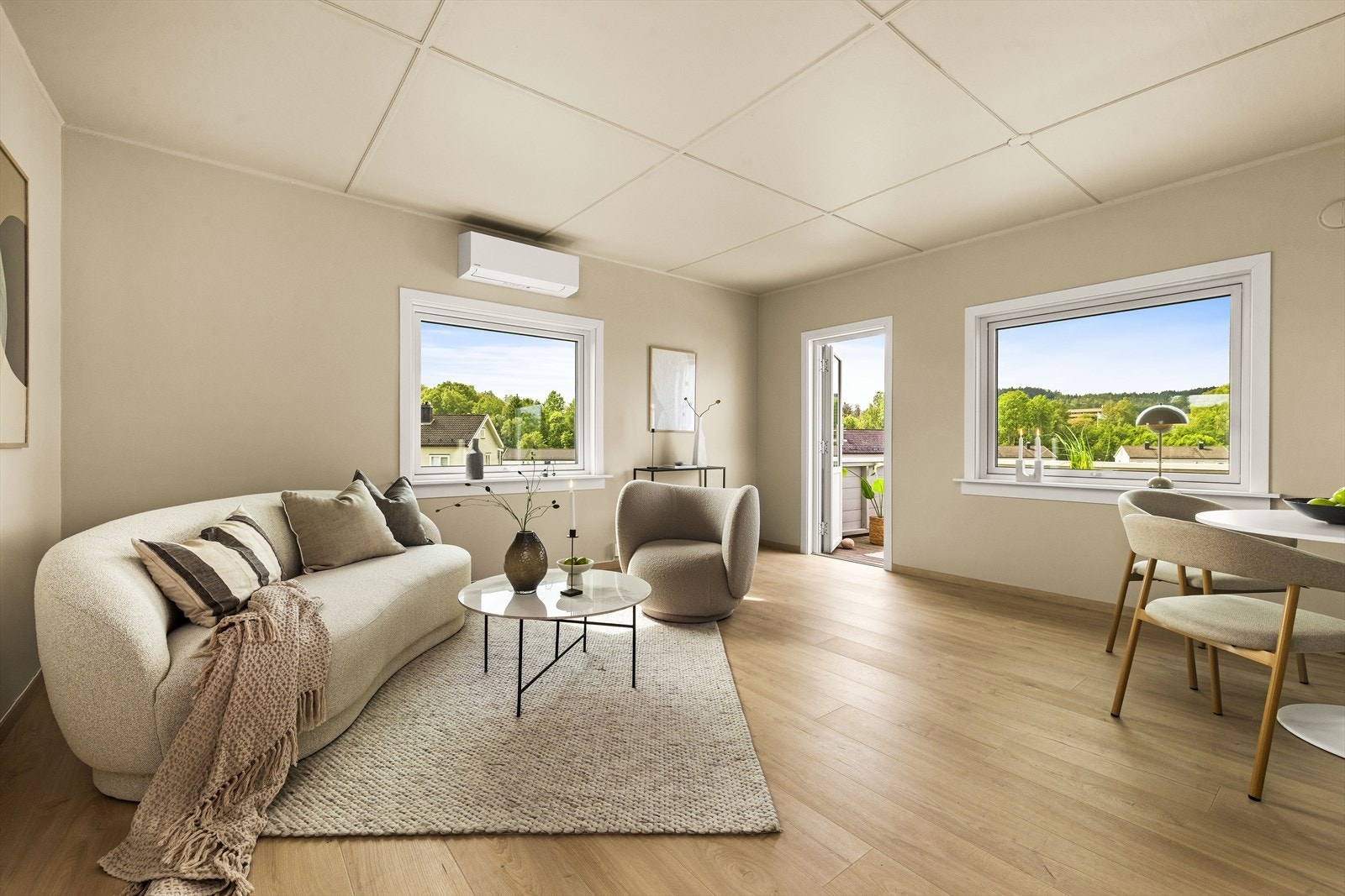 Stuen er lun og innbydende, med plass til sofagruppe og ønsket møblement Galleribilde