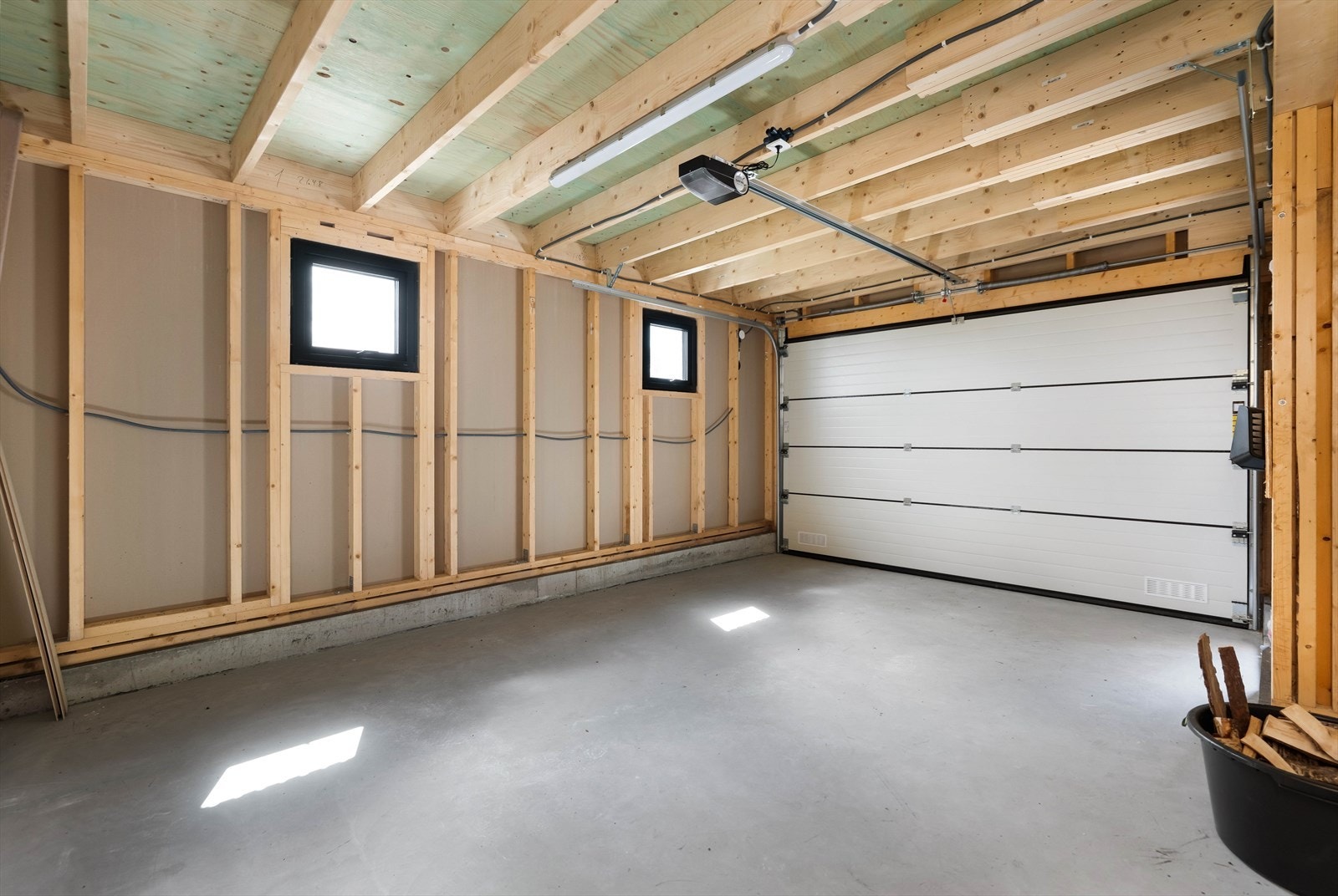 Integrert garasje på 28,4 m² med elektrisk port og elbil-lader Galleribilde