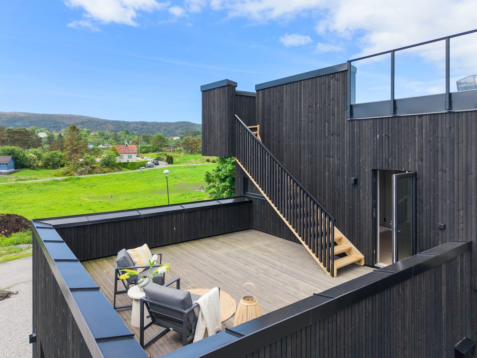 Trappen leder opp til boligens andre takterrasse. Galleribilde