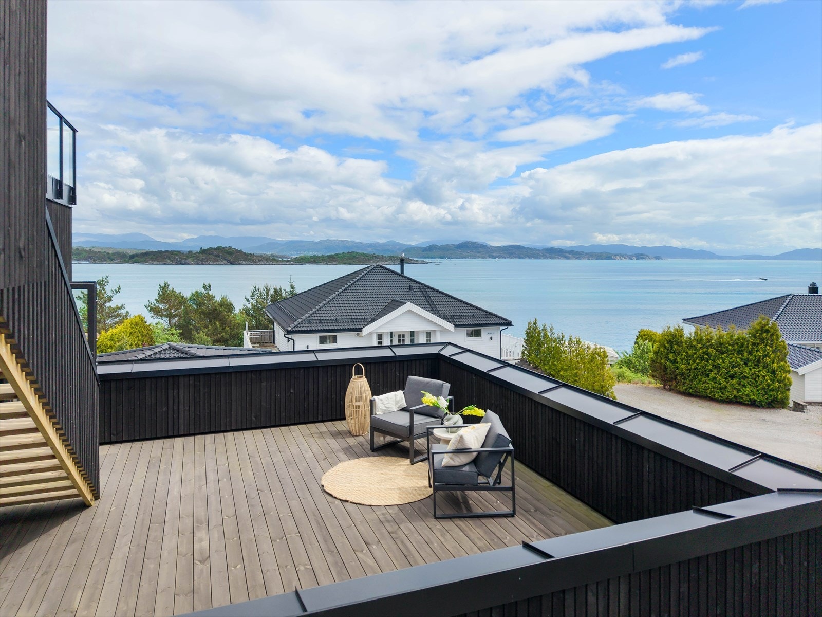 Enkel tilgang til terrasse fra stue som blir en naturlig forlengelse av stuen og spiseplass på varmere dager. Ta med måltidene og nyt de her ute. Galleribilde