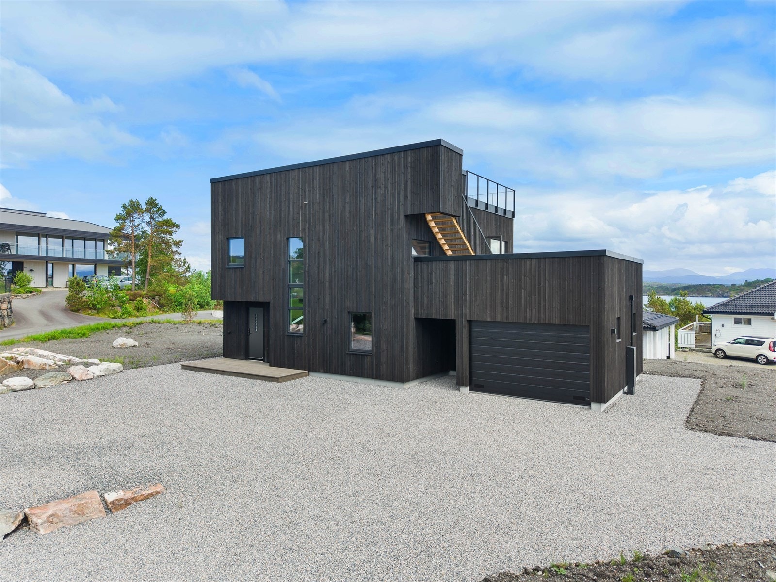 Parkering i garasje og gode parkeringsmuligheter på egen eiendom. Galleribilde