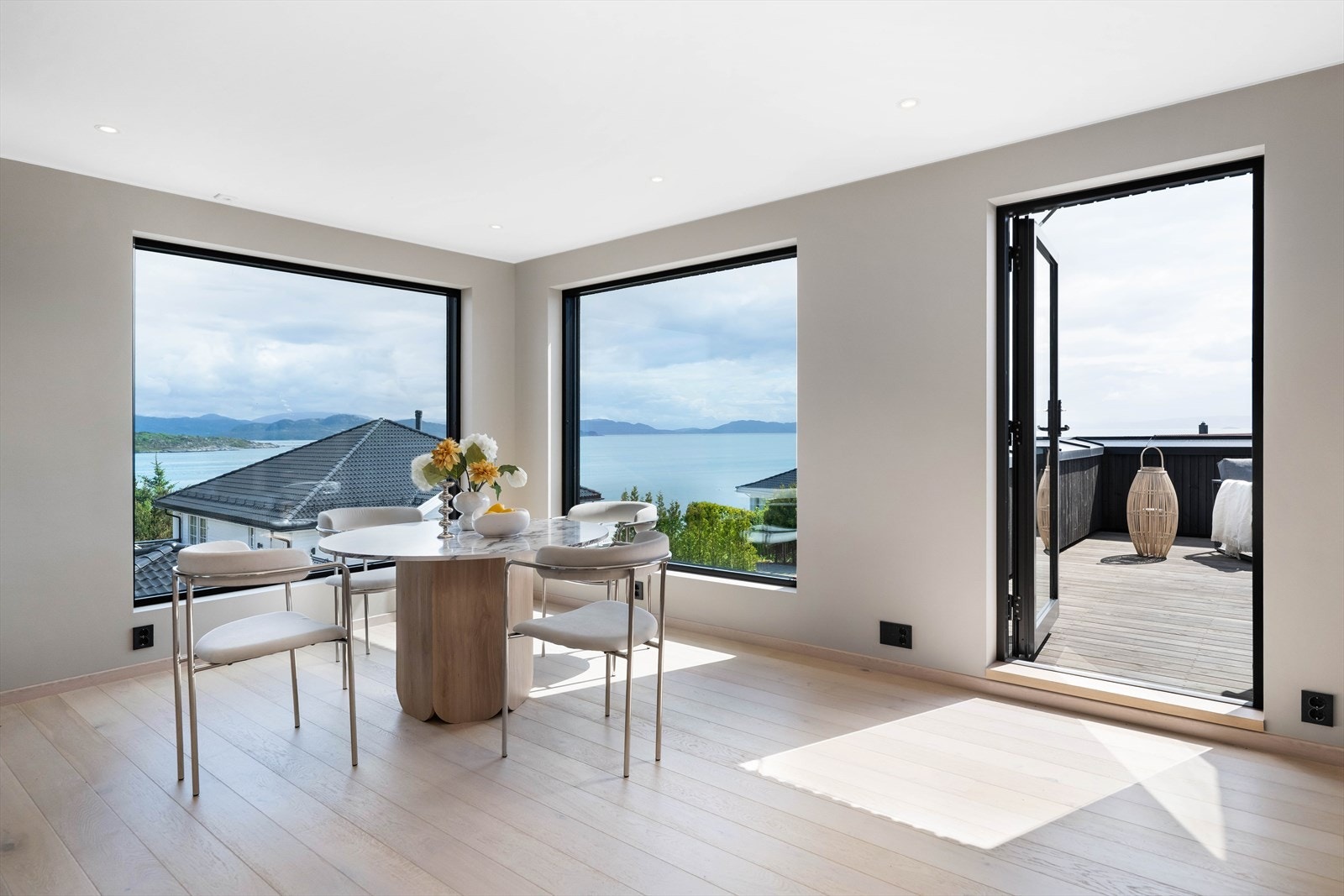 Utgang til to takterrasser fra stue. Terrassedør av glass. Galleribilde