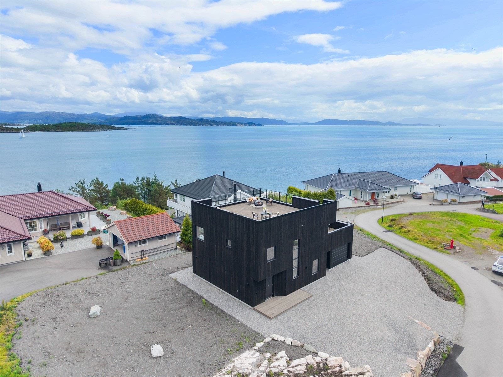Boligen har en flott og landelig beliggenhet på Klokkarvik i et rolig, etablert og barnevennlig område med lite trafikk. Her er det supert for barna å vokse opp blandt venner i nabolaget. Galleribilde