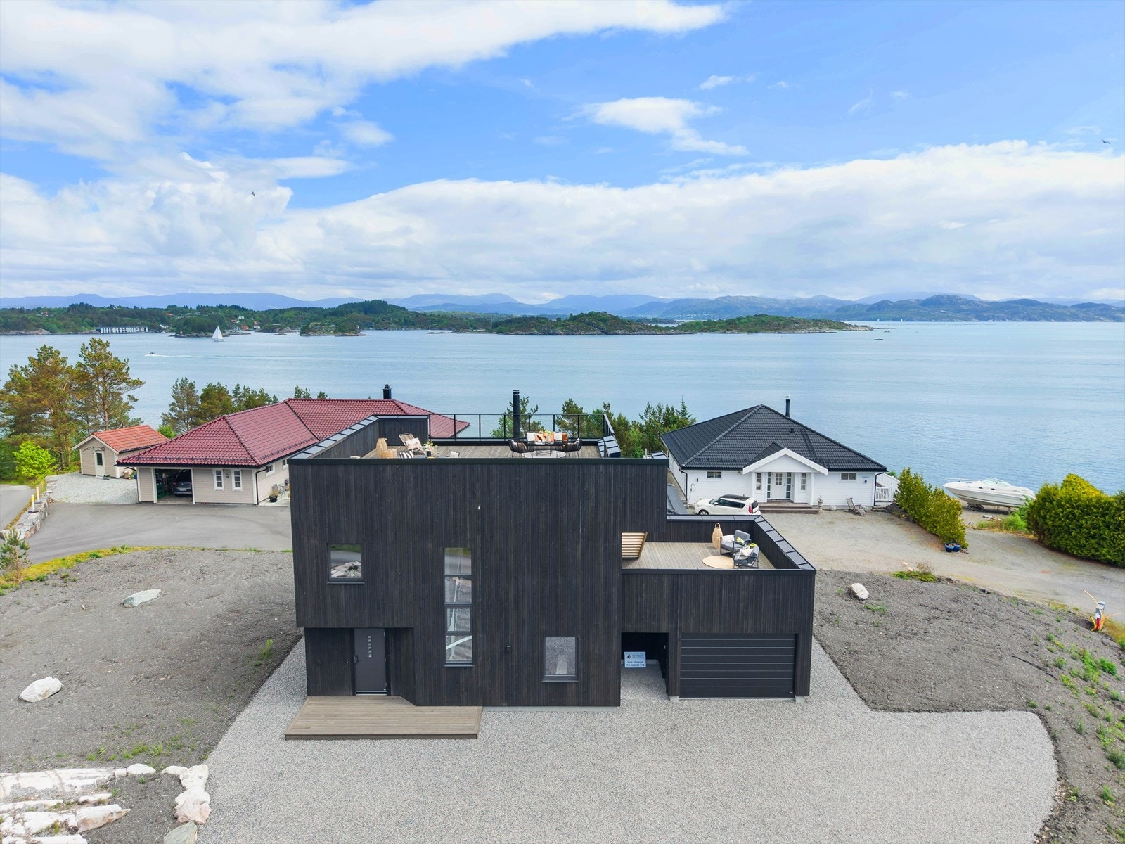 Nyoppført funkisbolig over to plan med to takterrasser og integrert garasje. Stor tomt med godt potensiale. Galleribilde